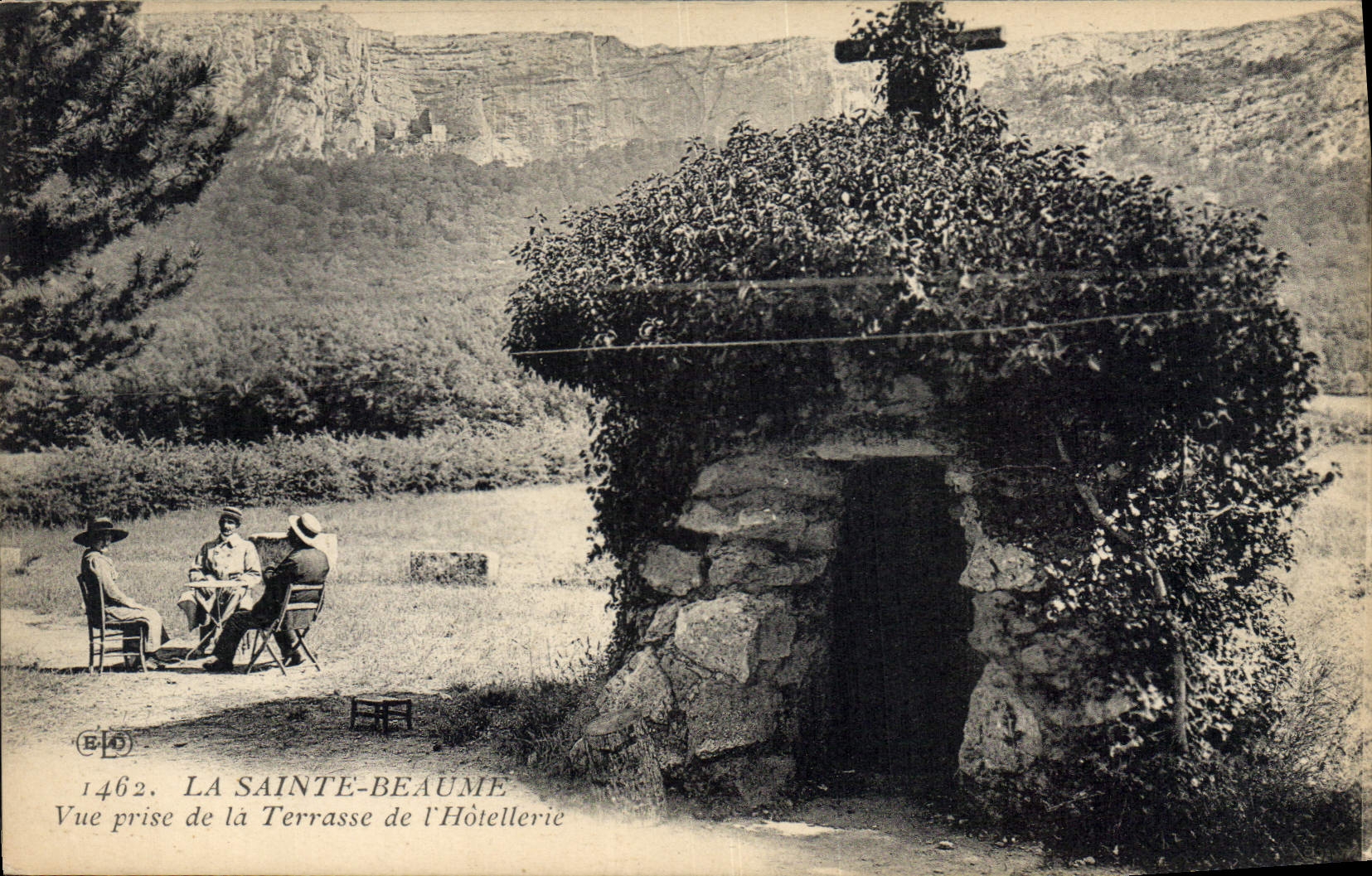 CPA La Sainte Beaume Vue prise de la Terrasse de l'Hotellerie