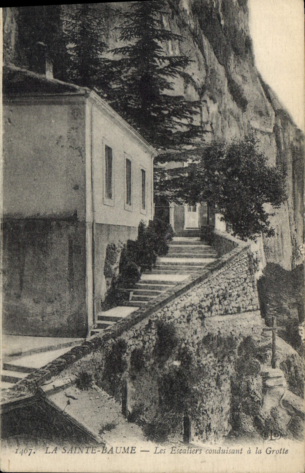 CPA La Sainte Baume Les Escaliers conduisant a la Grotte 