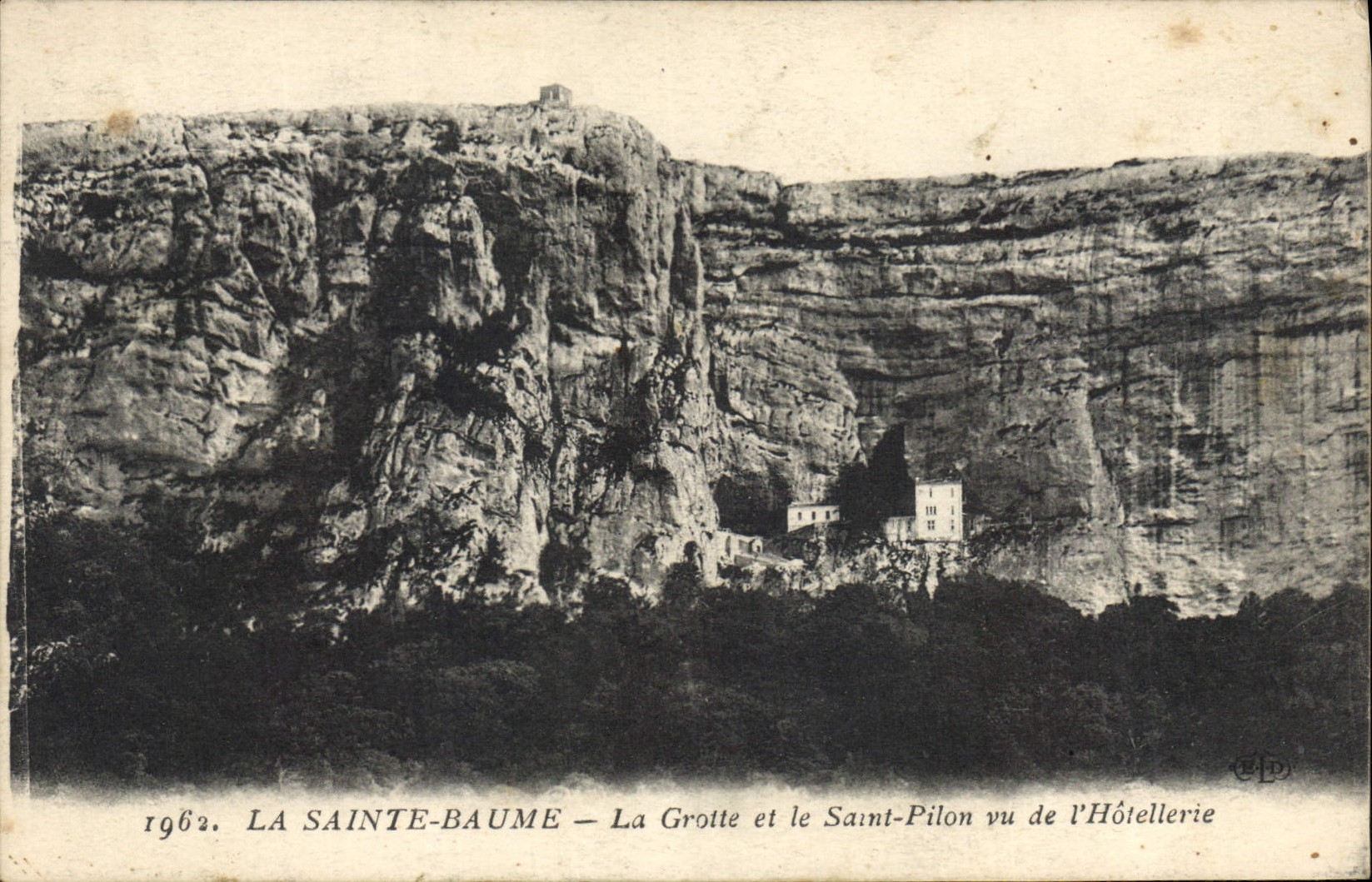 CPA La Sainte Baume La Grotte et le Saint Pilon vu de l'Hotellerie