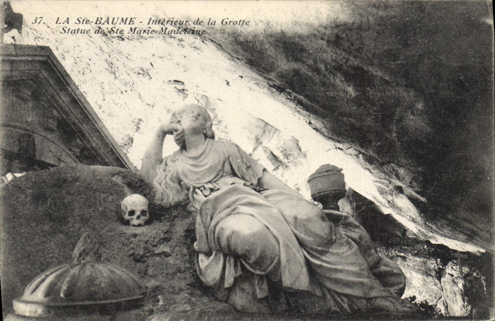 CPA La Ste Baume Interieur de la Grotte Statue de Ste Marie Madeleine