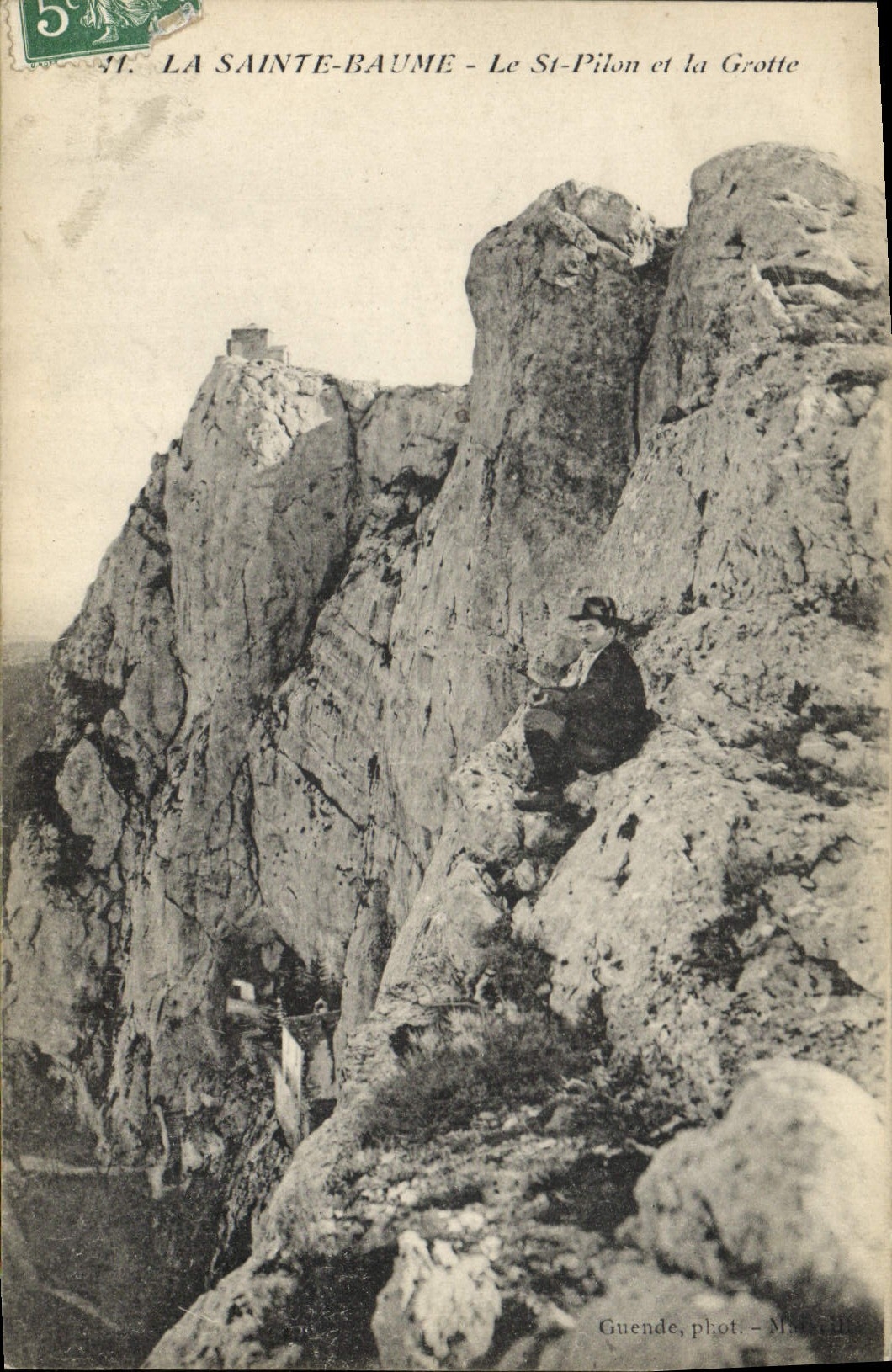 CPA La Sainte Baume Le St Pilon et la Grotte