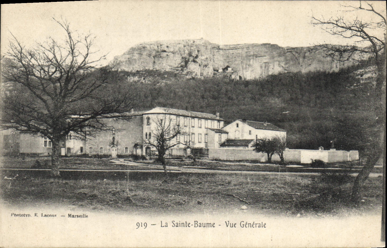 CPA La Sainte Baume Vue generale
