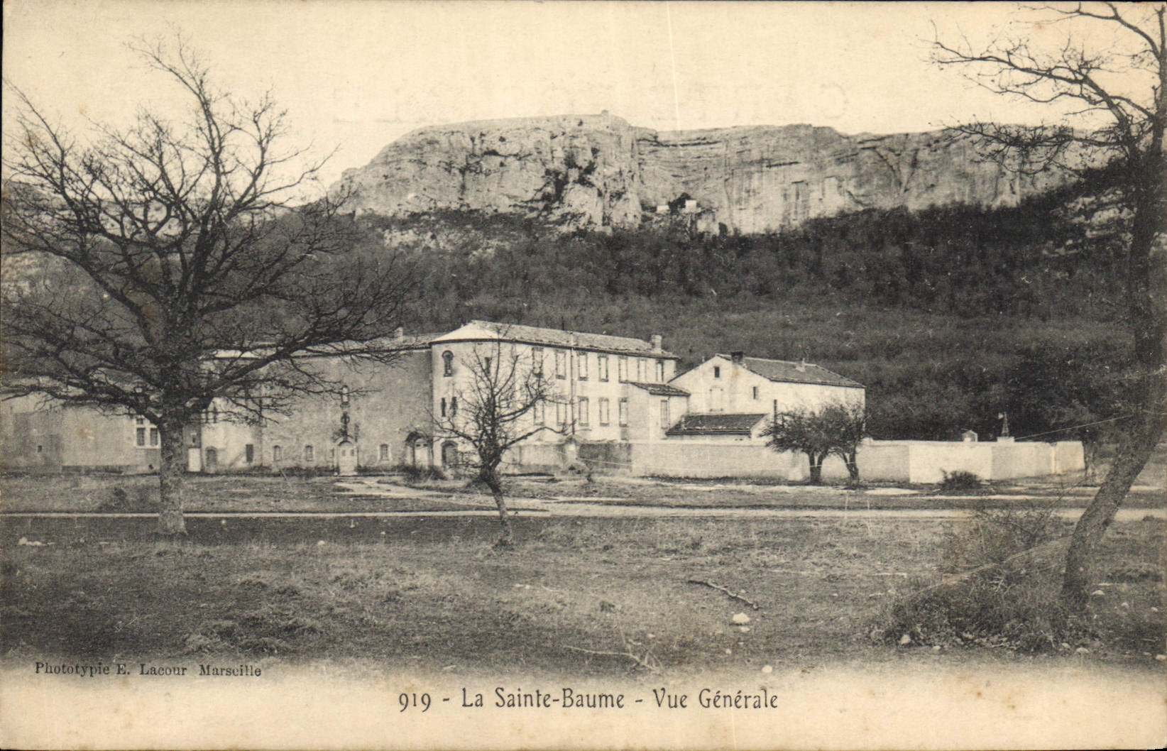 CPA La Sainte Baume Vue generale