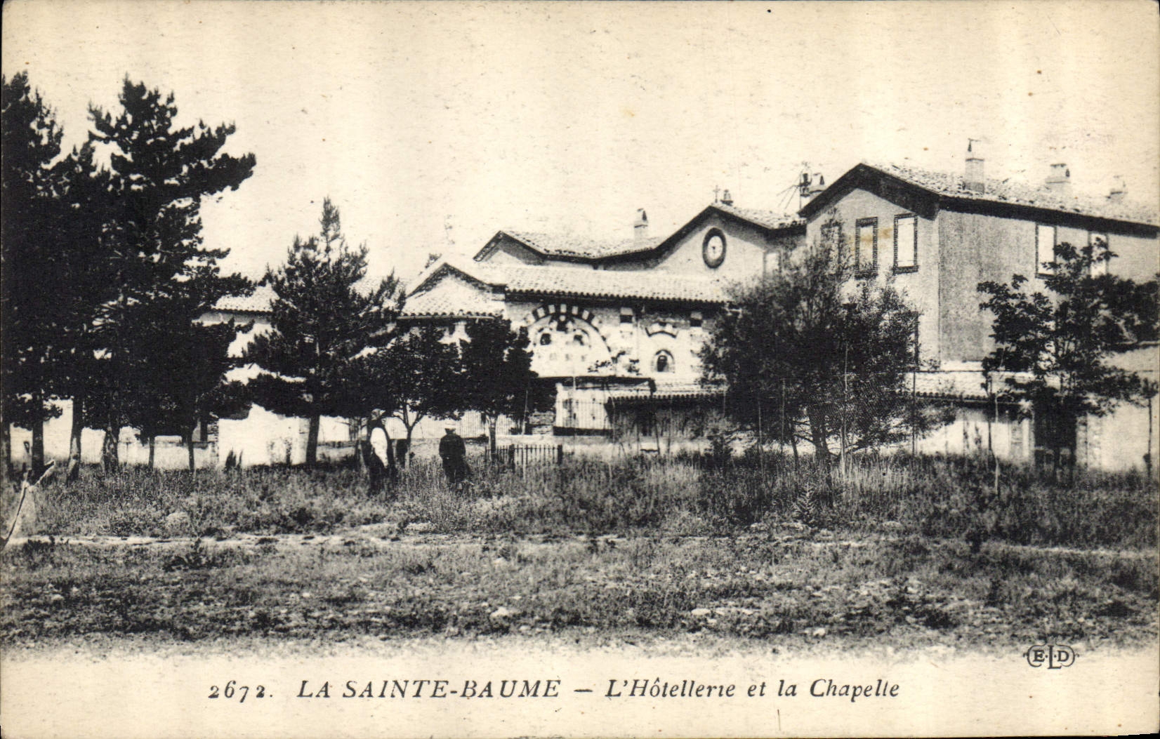 CPA La Sainte Baume L'Hotellerie et la Chapelle