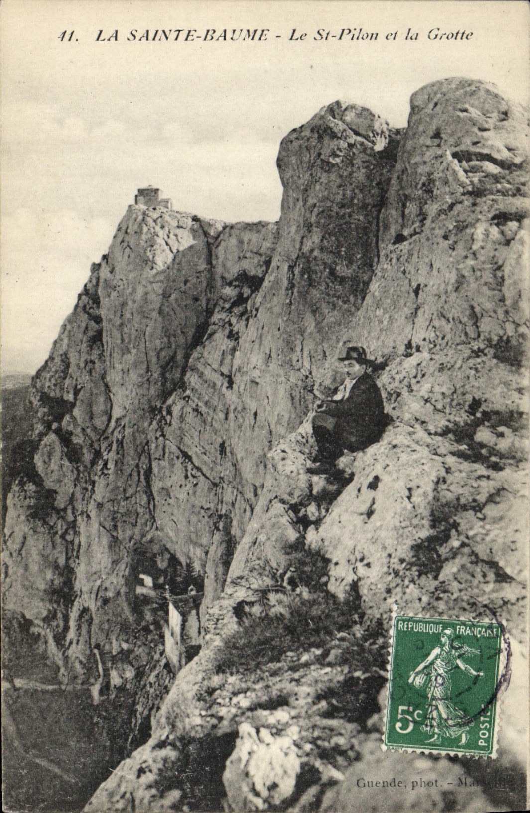 CPA La Sainte Baume Le St Pilon et la Grotte 