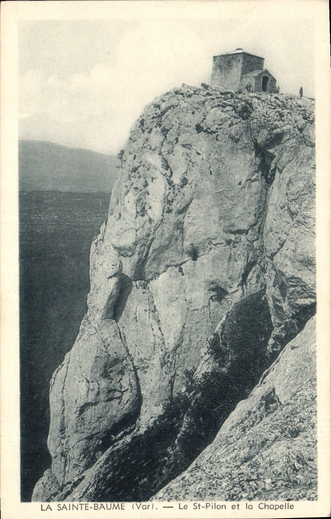 CPA La Sainte Baume Var Le St Pilon et la Chapelle