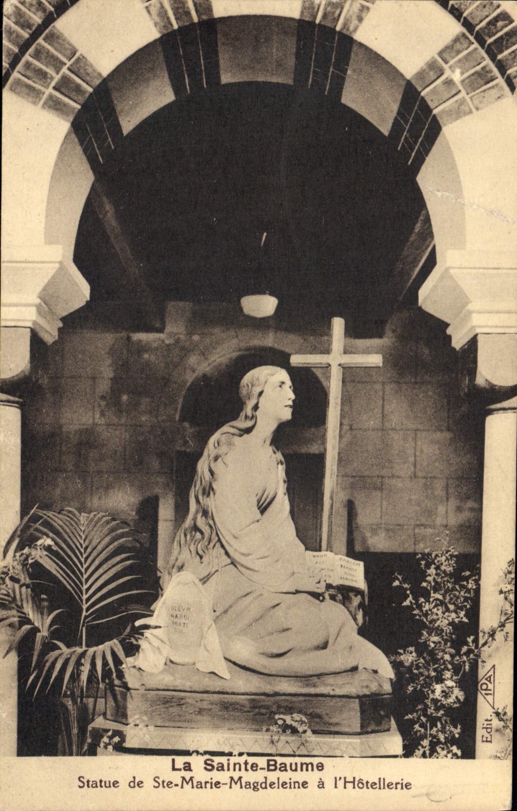 CPA La Sainte Baume Statue de Ste Marie Magdeleine a l'Hotellerie 