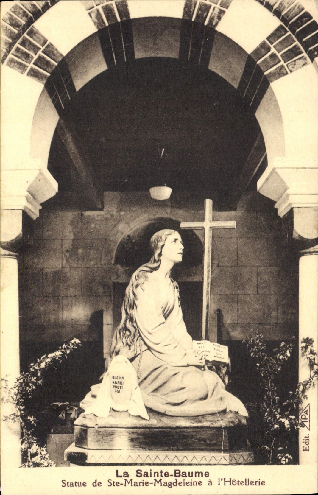 CPA La Sainte Baume Statue de Ste Marie Magdeleine a l'Hotellerie 