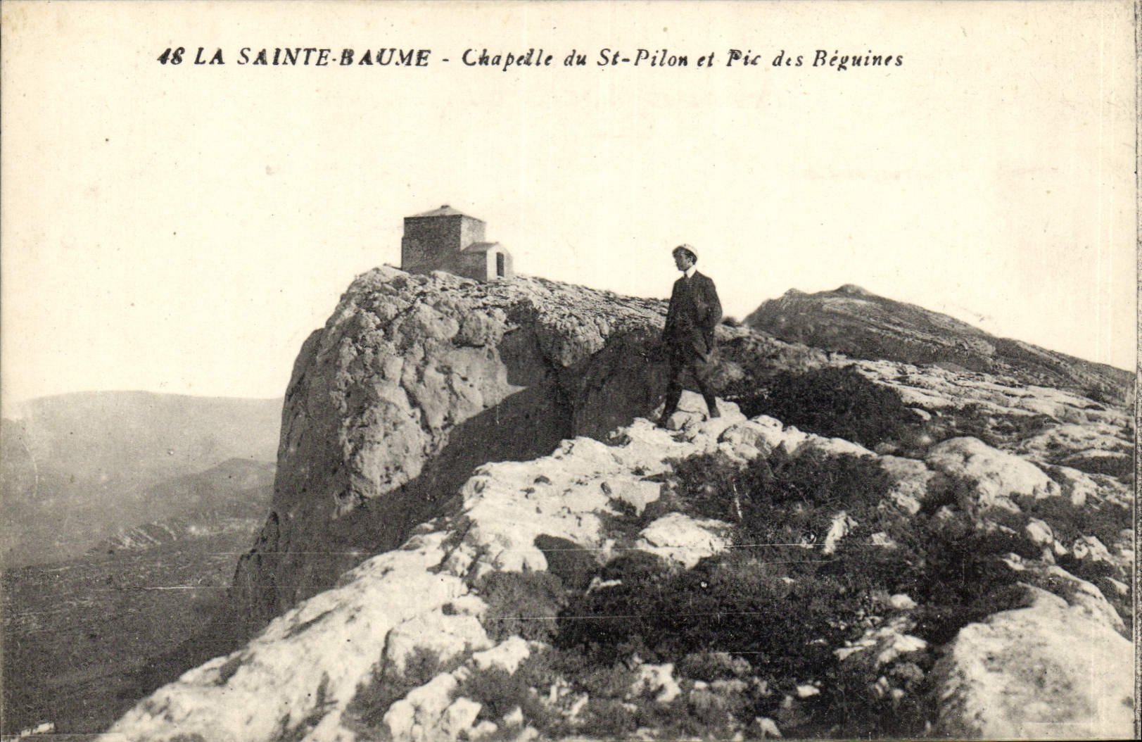 CPA La Sainte Baume Chapelle du St Pilon et Pic des Beguines 
