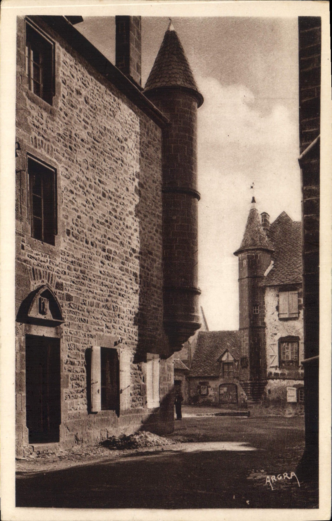 CPA L'Auvergne Cantal Salers L'Eglise 