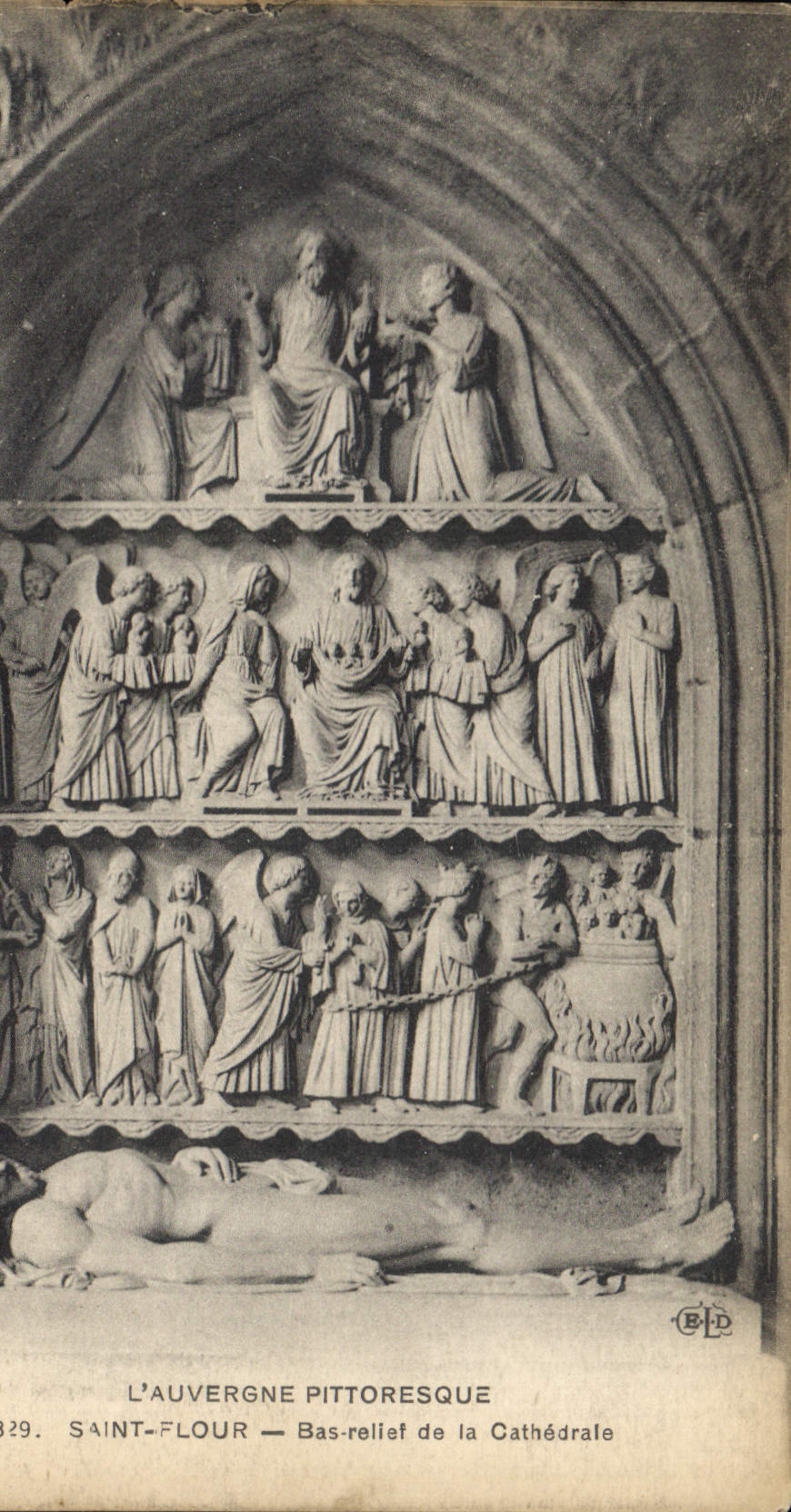 CPA Saint Flour Bas relief de la Cathedrale