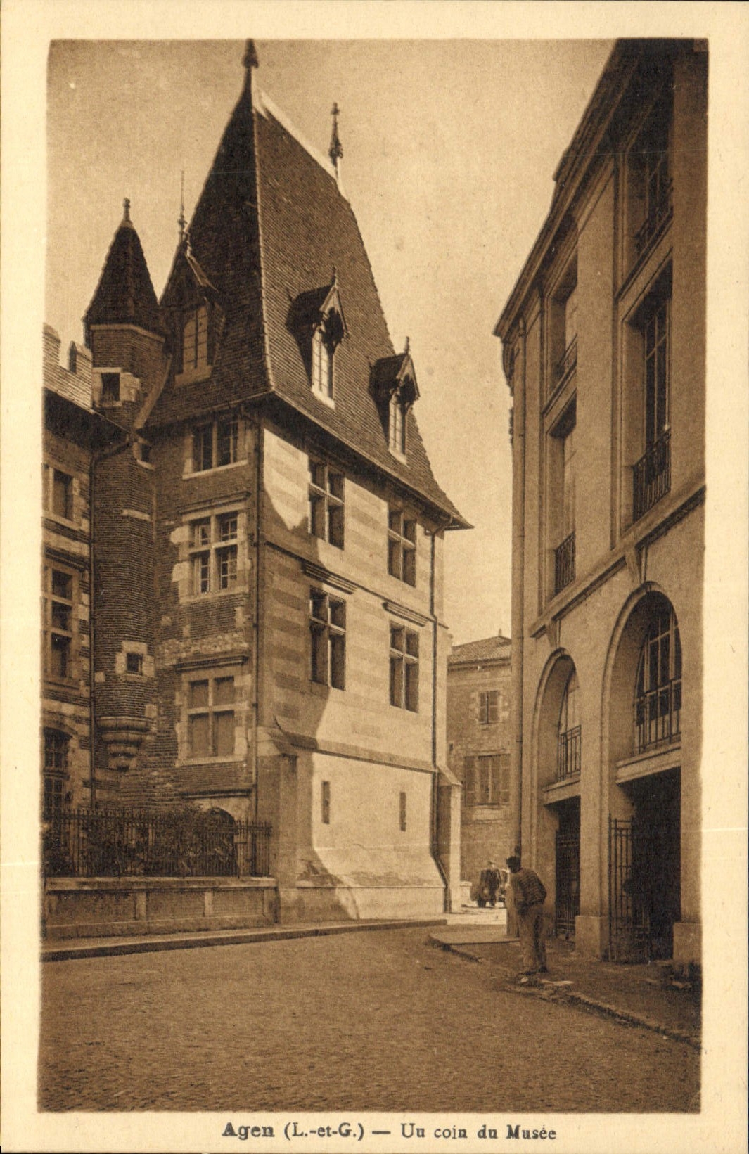 CPA Agen L et G Un coin du Musee 