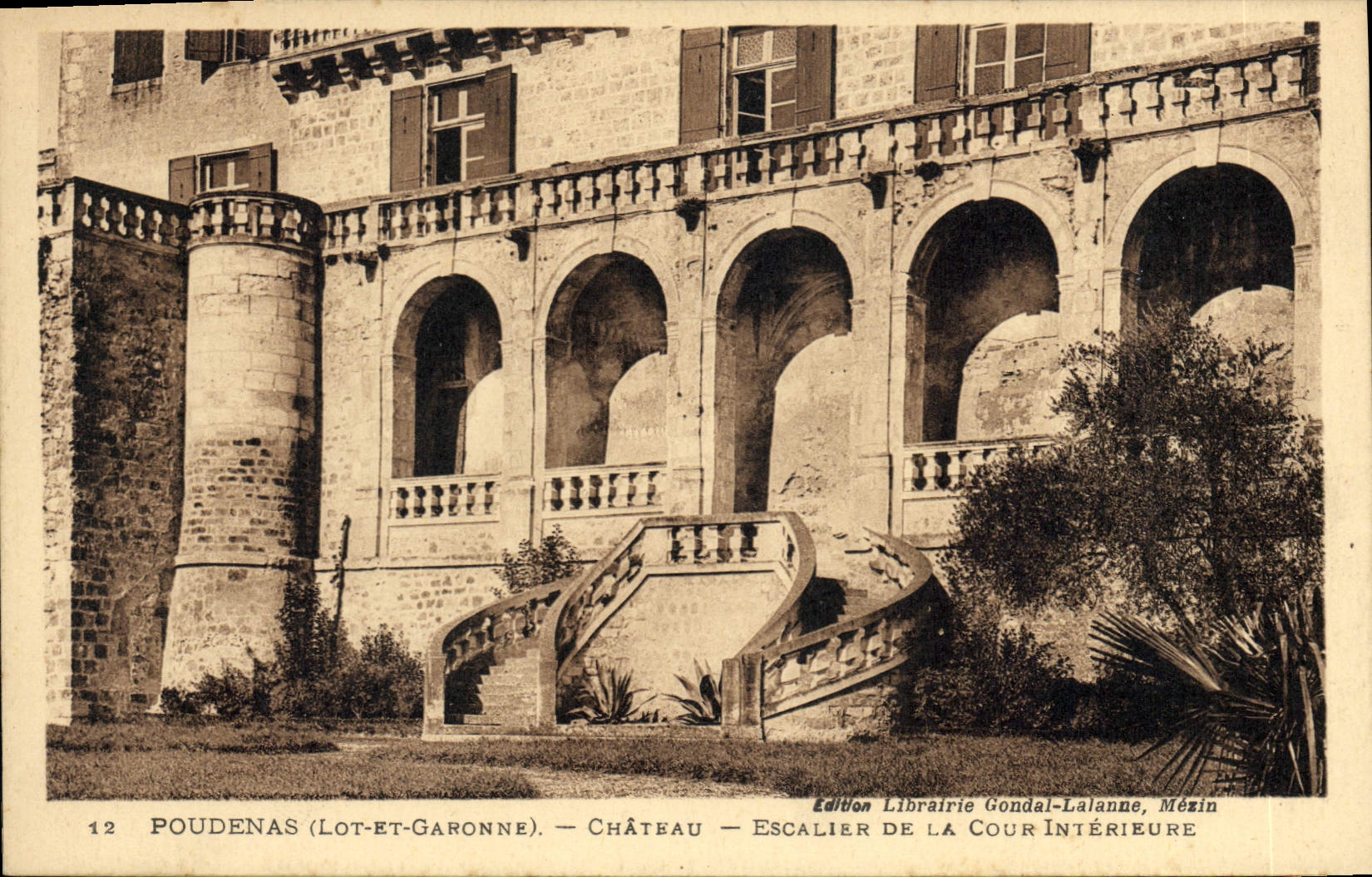 CPA Poudenas Lot et Garonne Chateau Escalier de la Cour Interieure