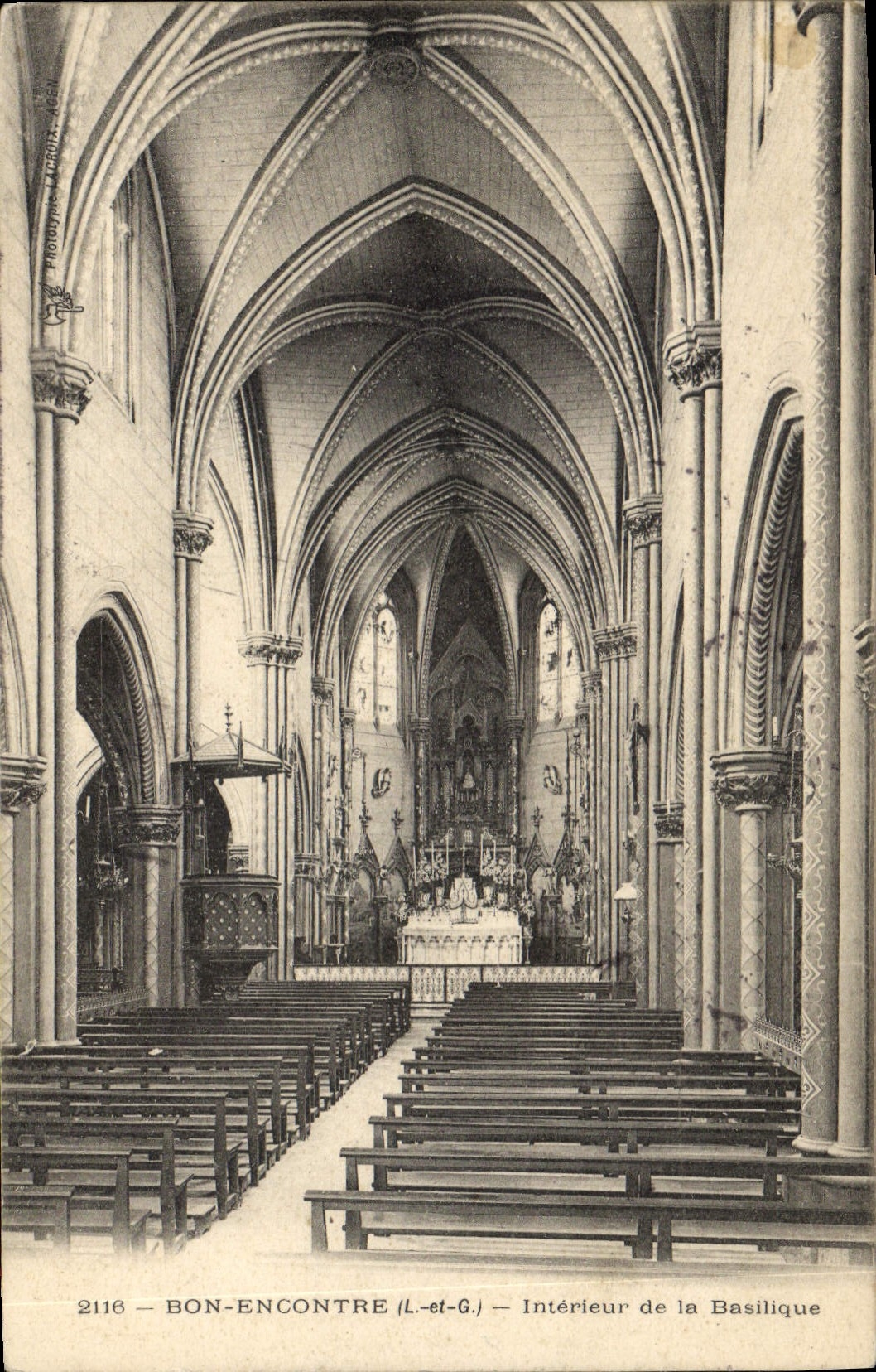 CPA Bon Encontre L et G Interieur de la Basilique