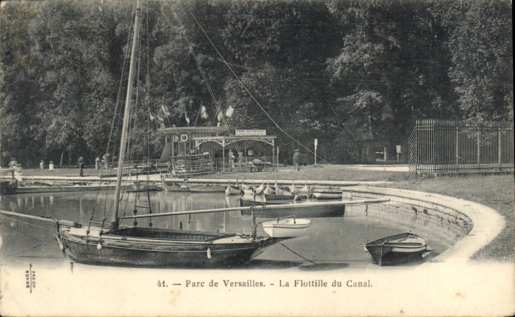 CPA Parc de Versailles La Flottile du Canal Bateau