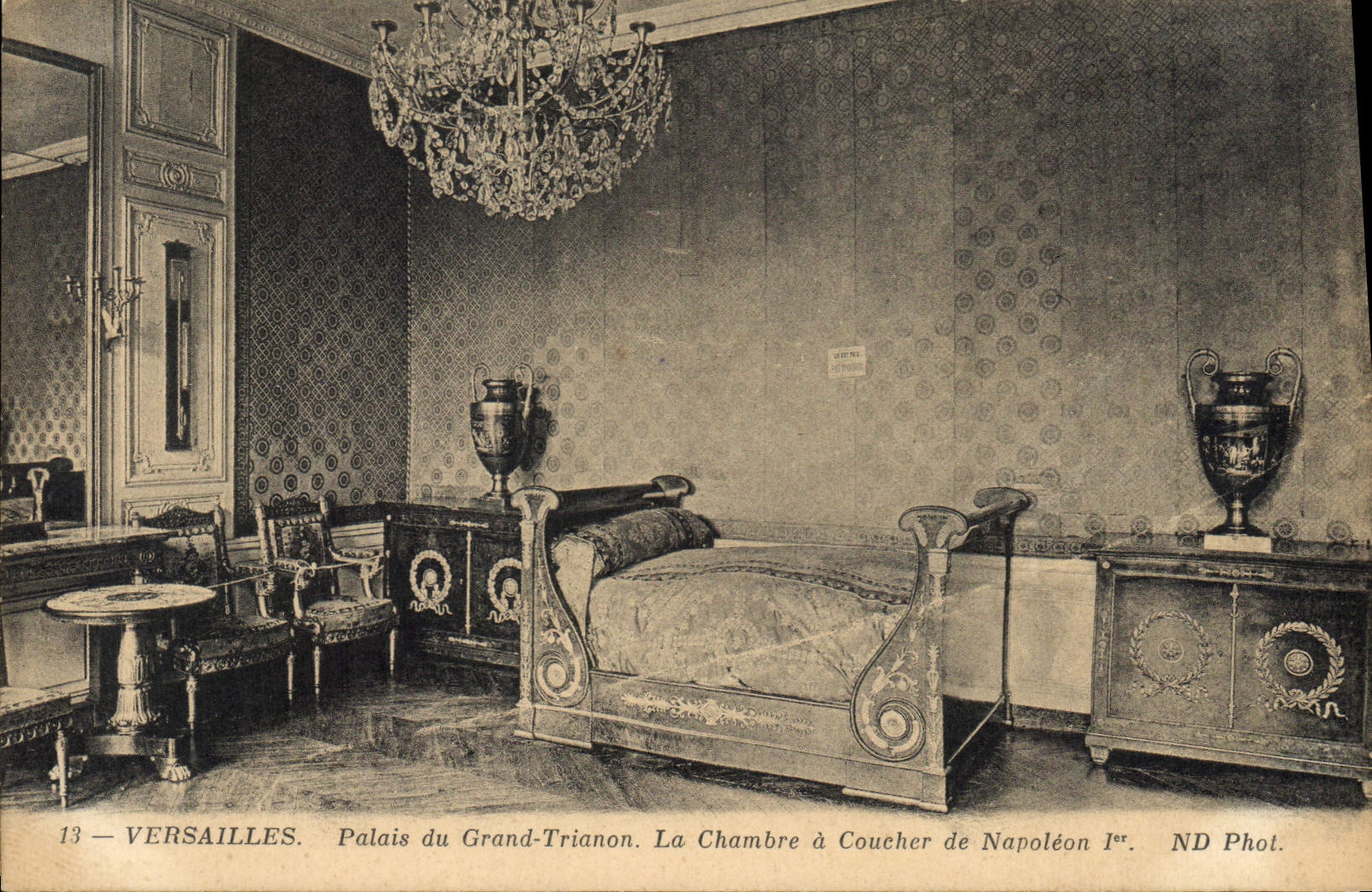 CPA Versailles Palais du Grand Trianon La Chambre a Coucher de Napoleon 