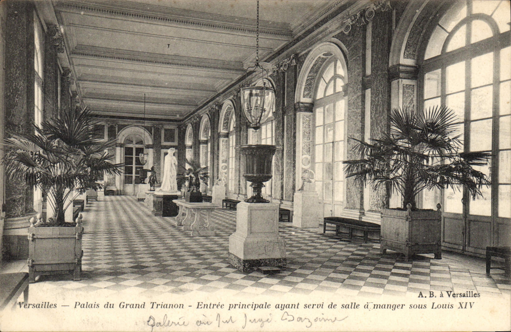 CPA Versailles Palais du Grand Trianon Entree principale ayant seroi de salle d manger sous Louis XI