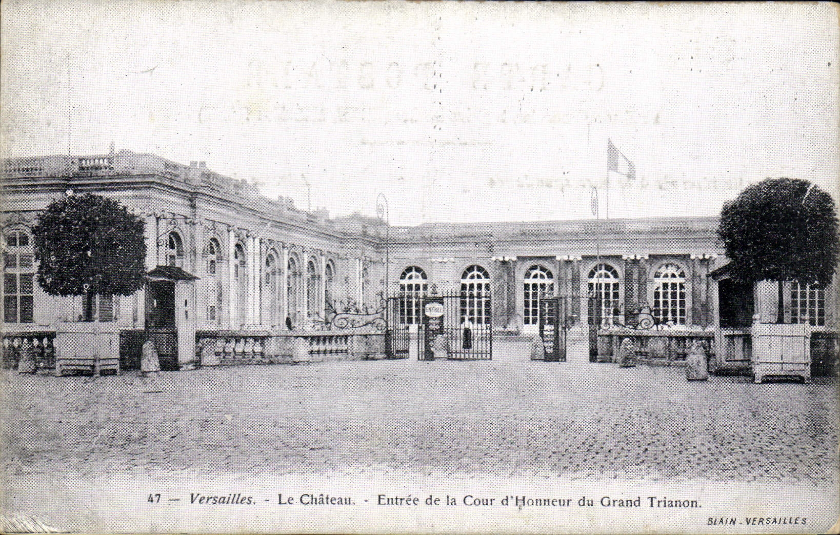 CPA Versailles Le Chateau Entree de la Cour d'Honneur du Grand Trianon 
