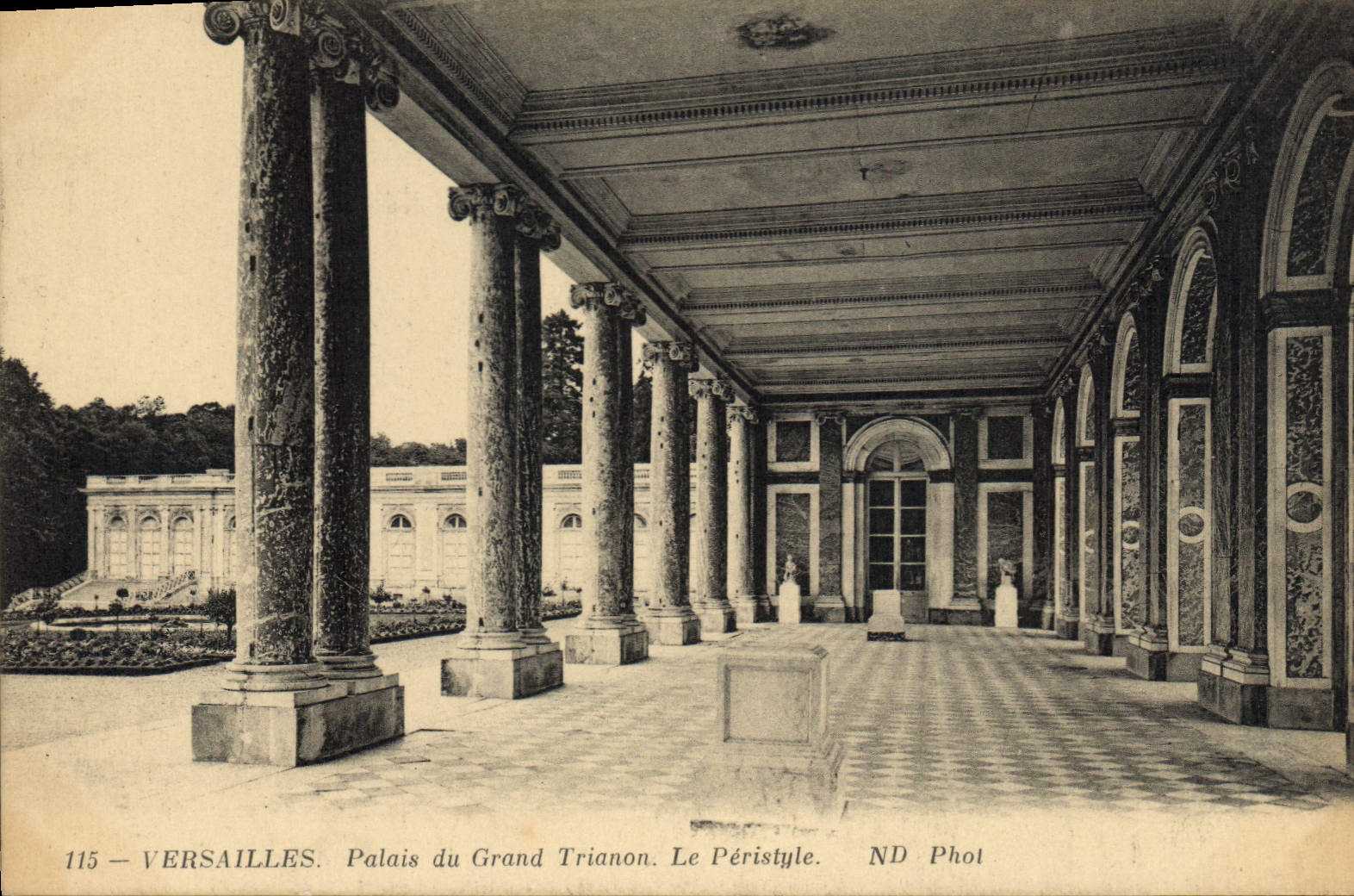 CPA Versailles Palais du Grand Trianon Le Peristyle 