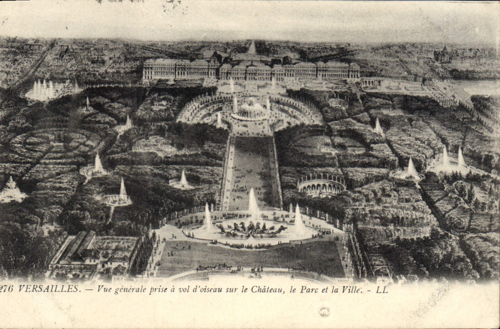 CPA Versailles Vue generale prise a vol d'oiseau sur le Chateau le Parc et la Ville 