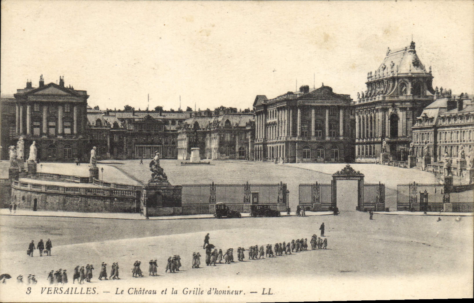 CPA Versailles Le Chaeteau et la Grille d'honneur 