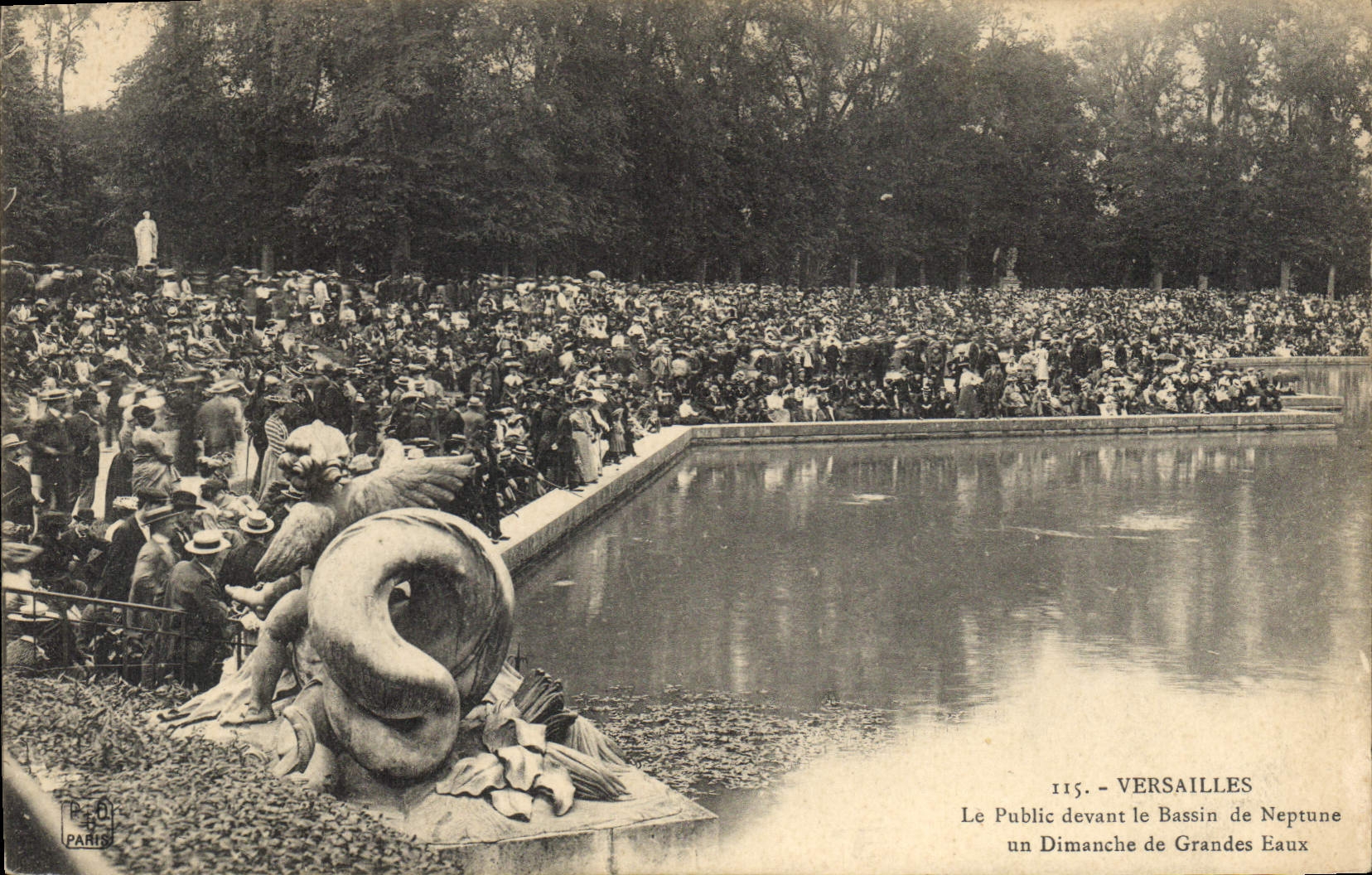 CPA Versailles Le Public devant le Bassin de Neptune un Dimache de Grandes Eaux 