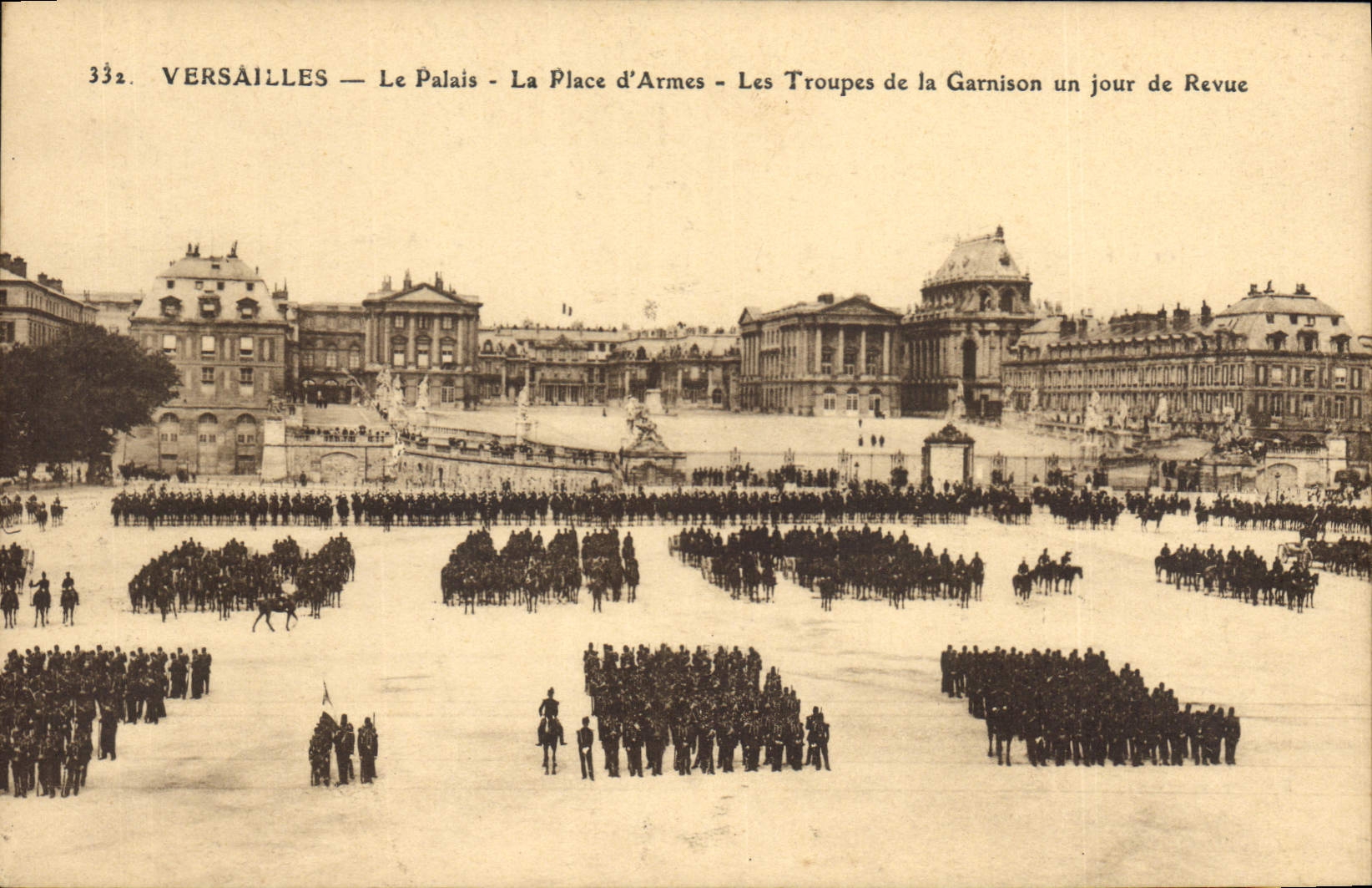 CPA Versailles Le Palais La Place d'Armes Les Troupes de la Garnison un jour de Revue Militaria