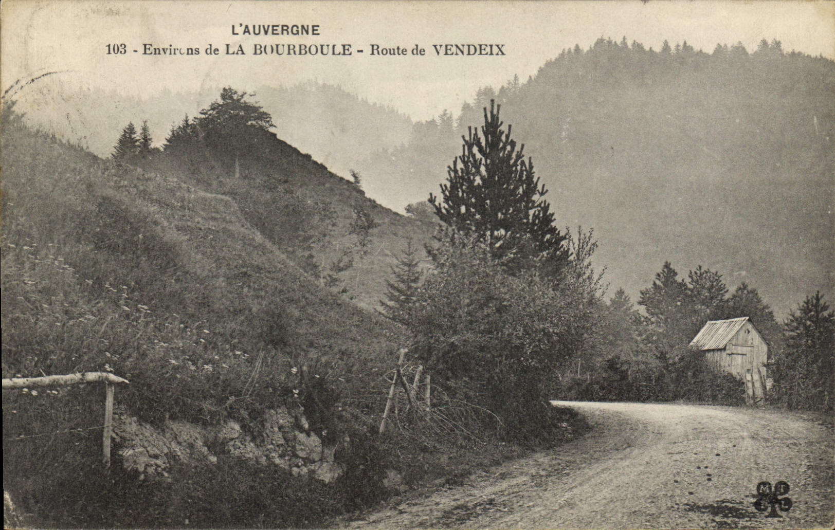CPA L'Auvergne Environs de la Bourboule Route de Vendeix