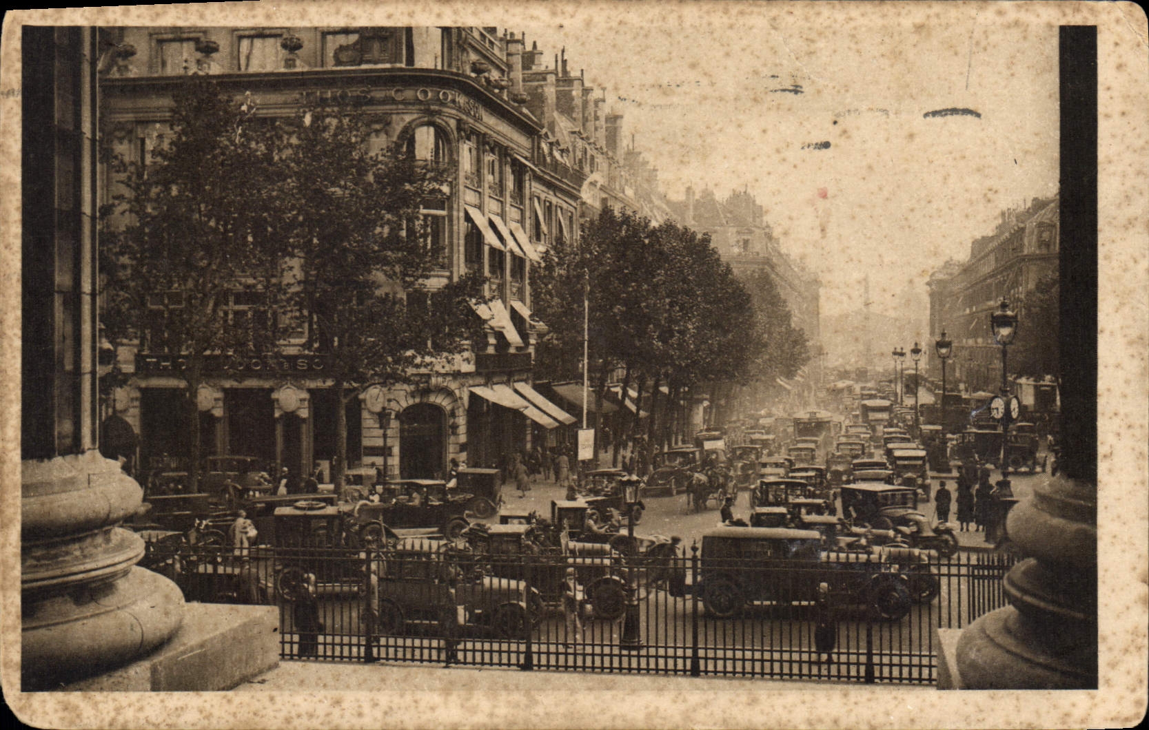 CPA Paris La Rue Prise du Peristyle de la Madeleine