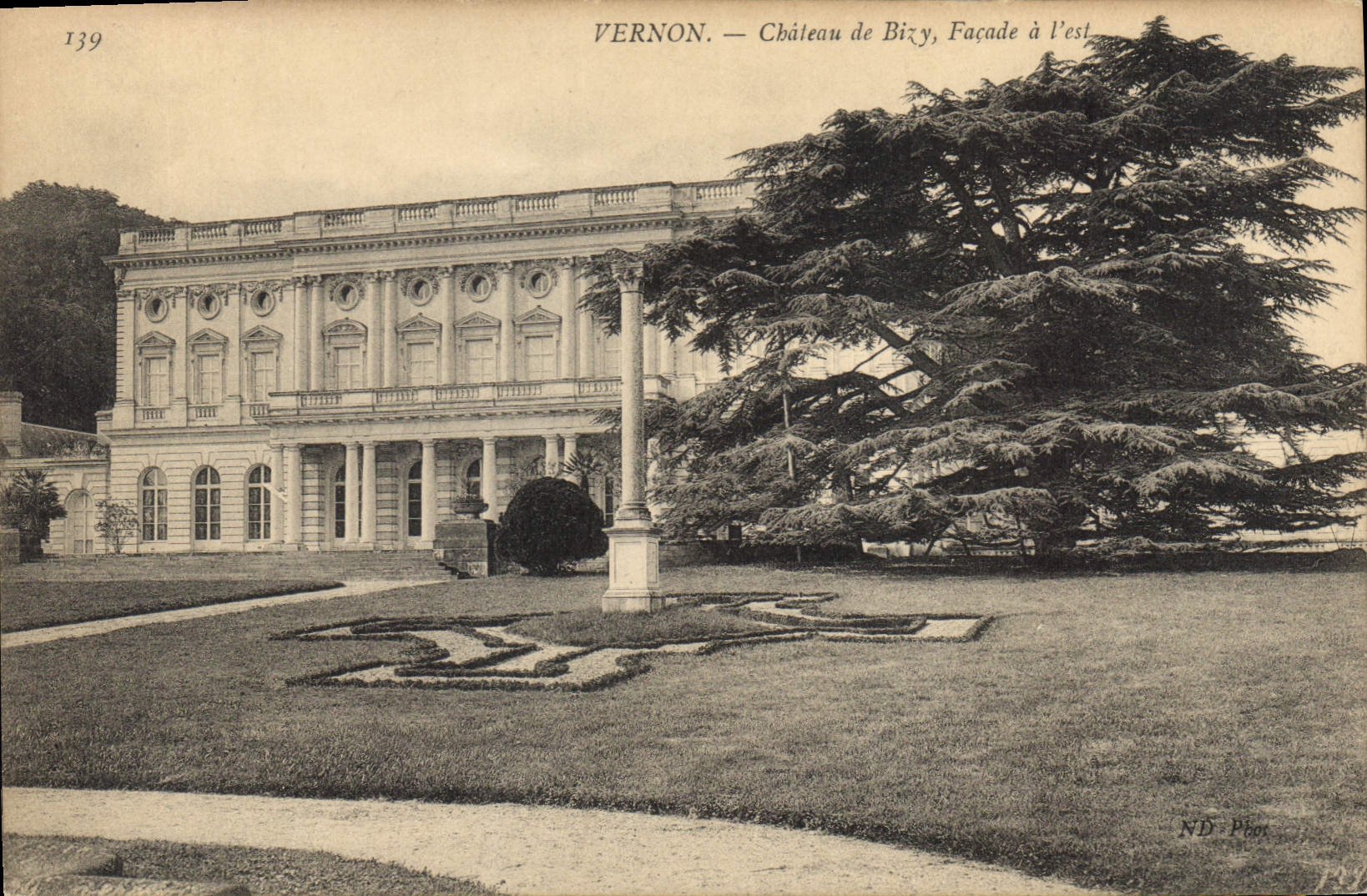 CPA Vernon Chateau de Bizy Facade a l'est