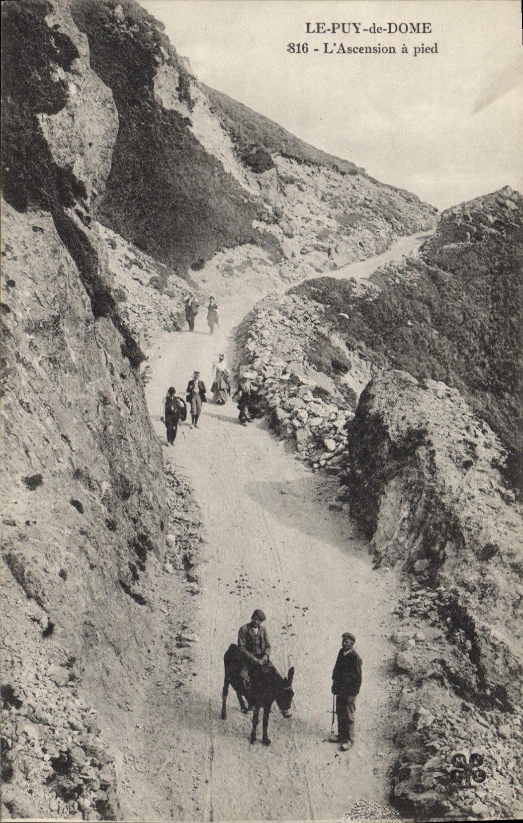 CPA Le Puy de Dome L'Ascension a pied Ane Mule
