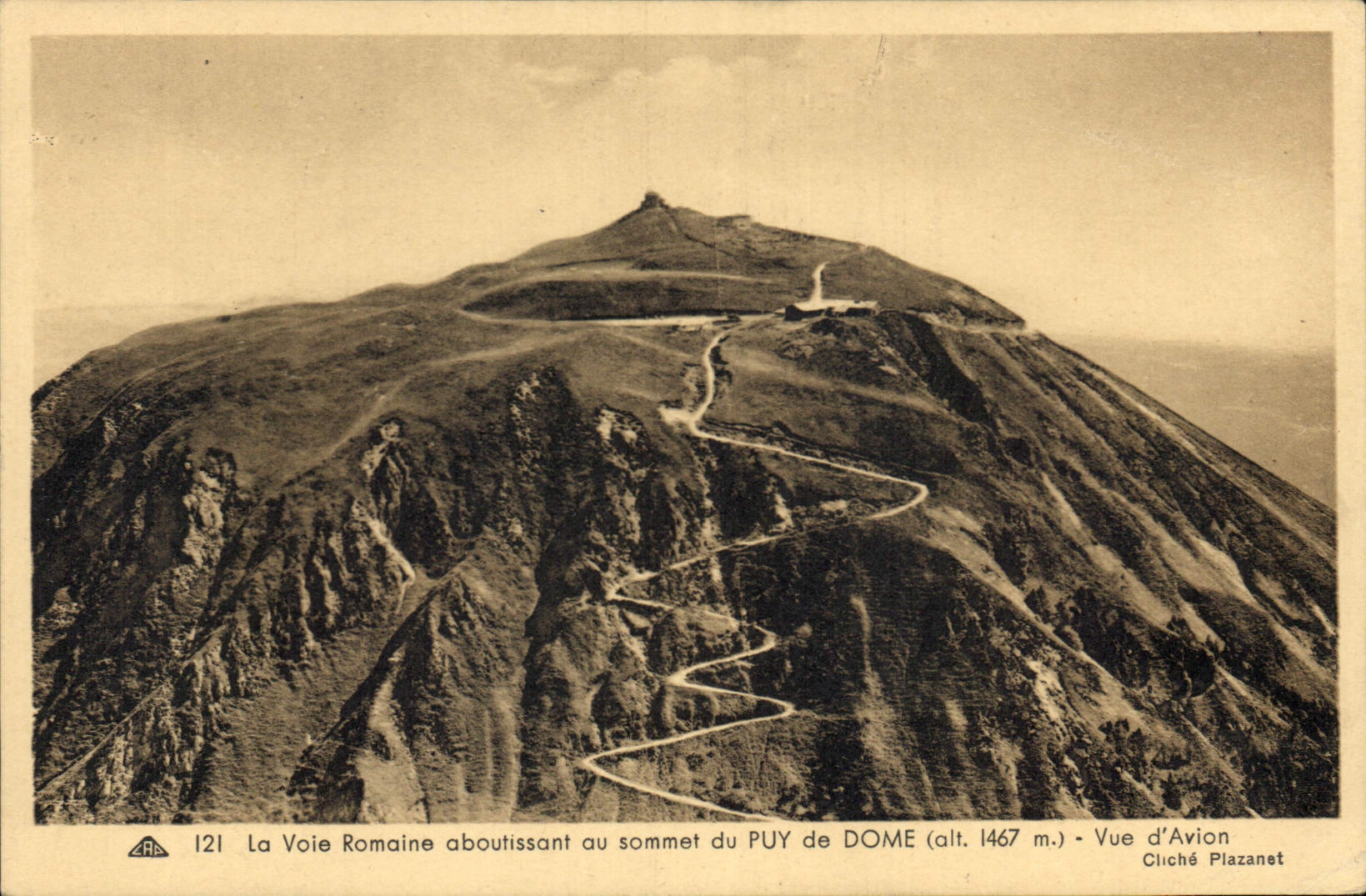 CPA La Voie Romaine aboutissant au sommet du Puy de Dome Vue d'Avion 