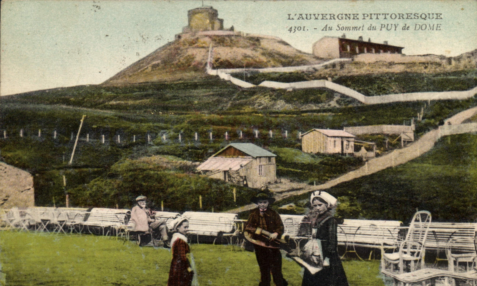 CPA L'Auvergne Pittoresque Au Sommet du Puy de Dome Enfants Folklore