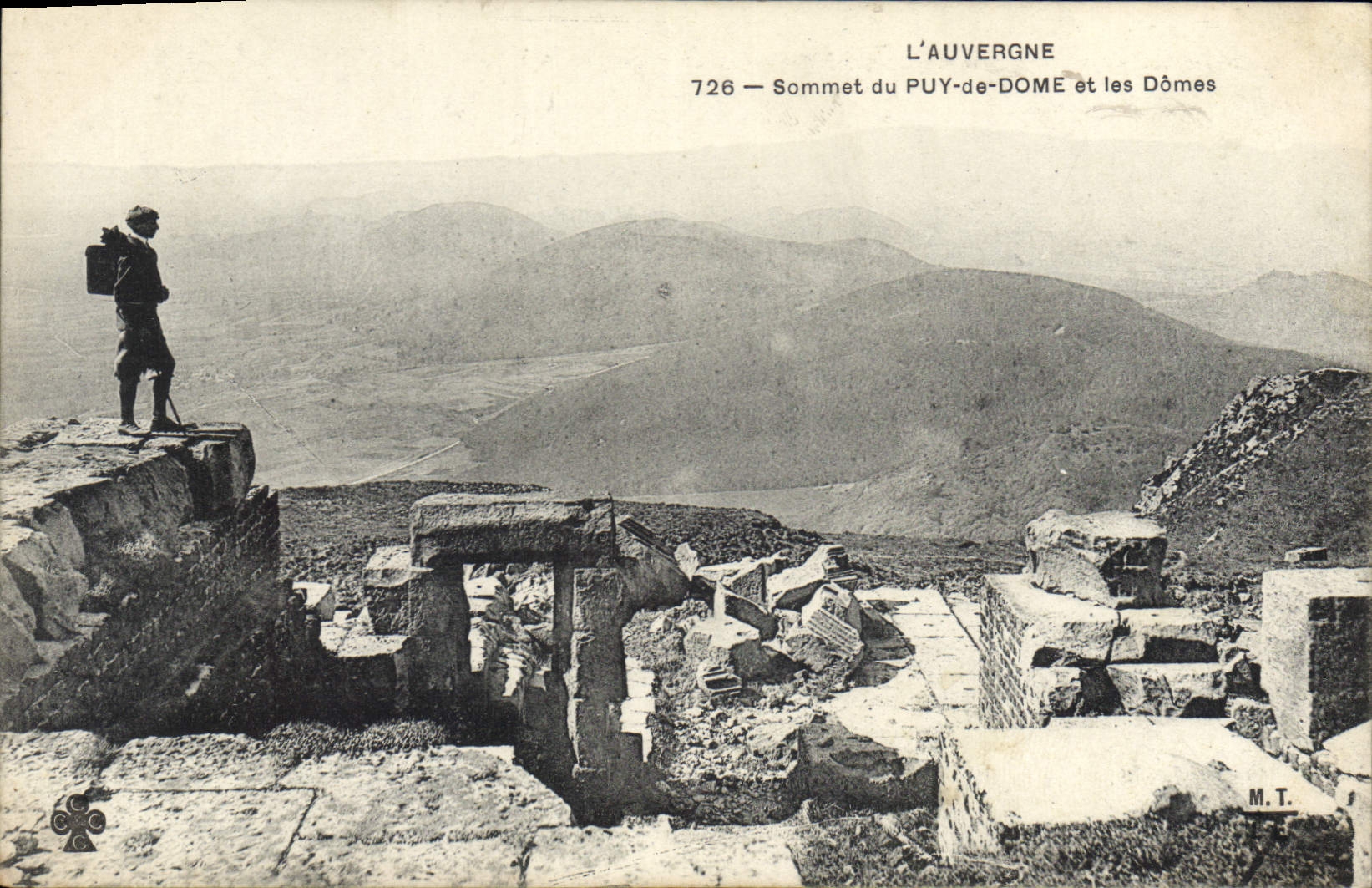 CPA L'Auvergne Sommet du Puy de Dome et les Domes