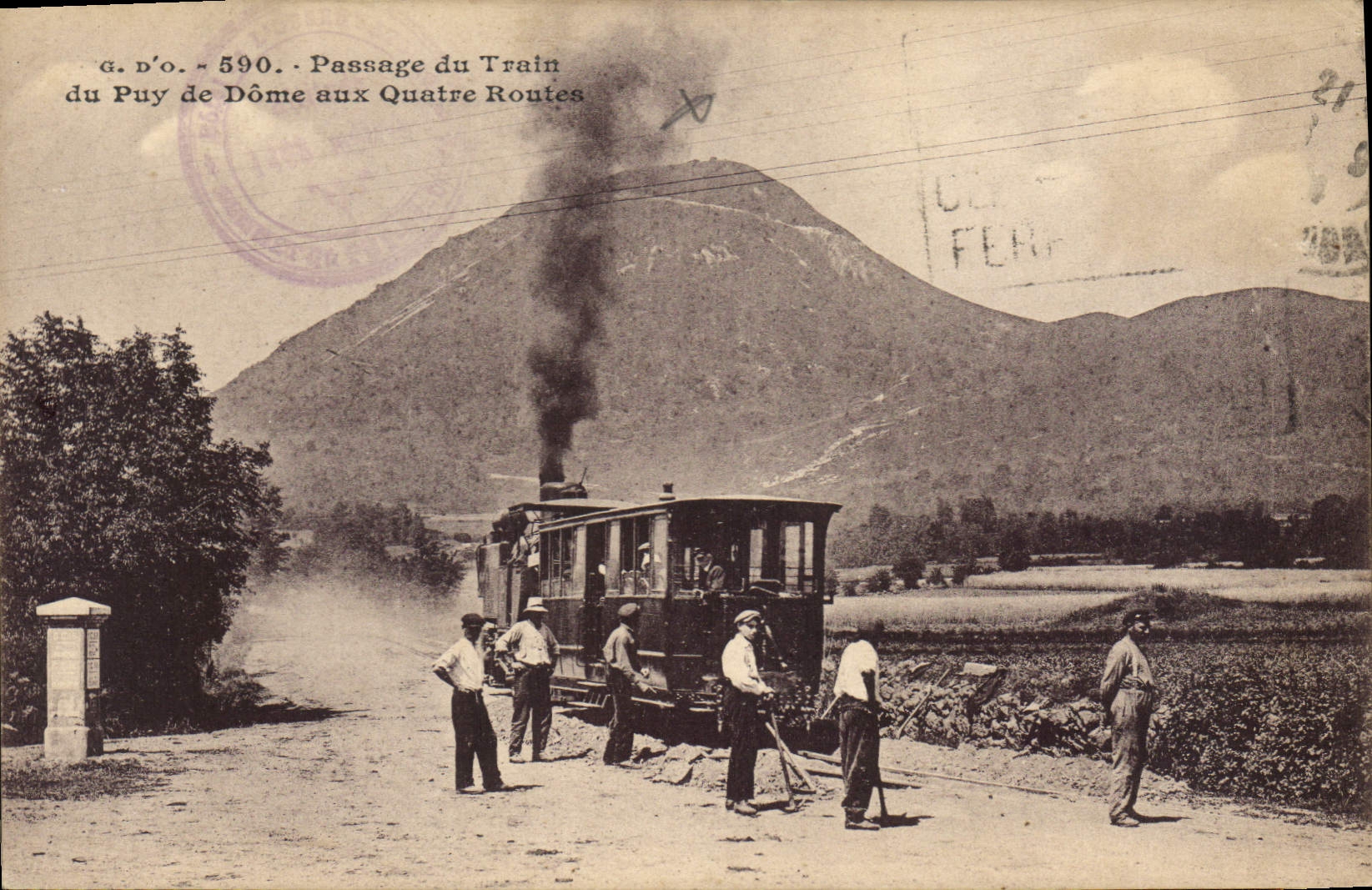 CPA Passage du Train du Puy de Dome aux Quatre Routes 