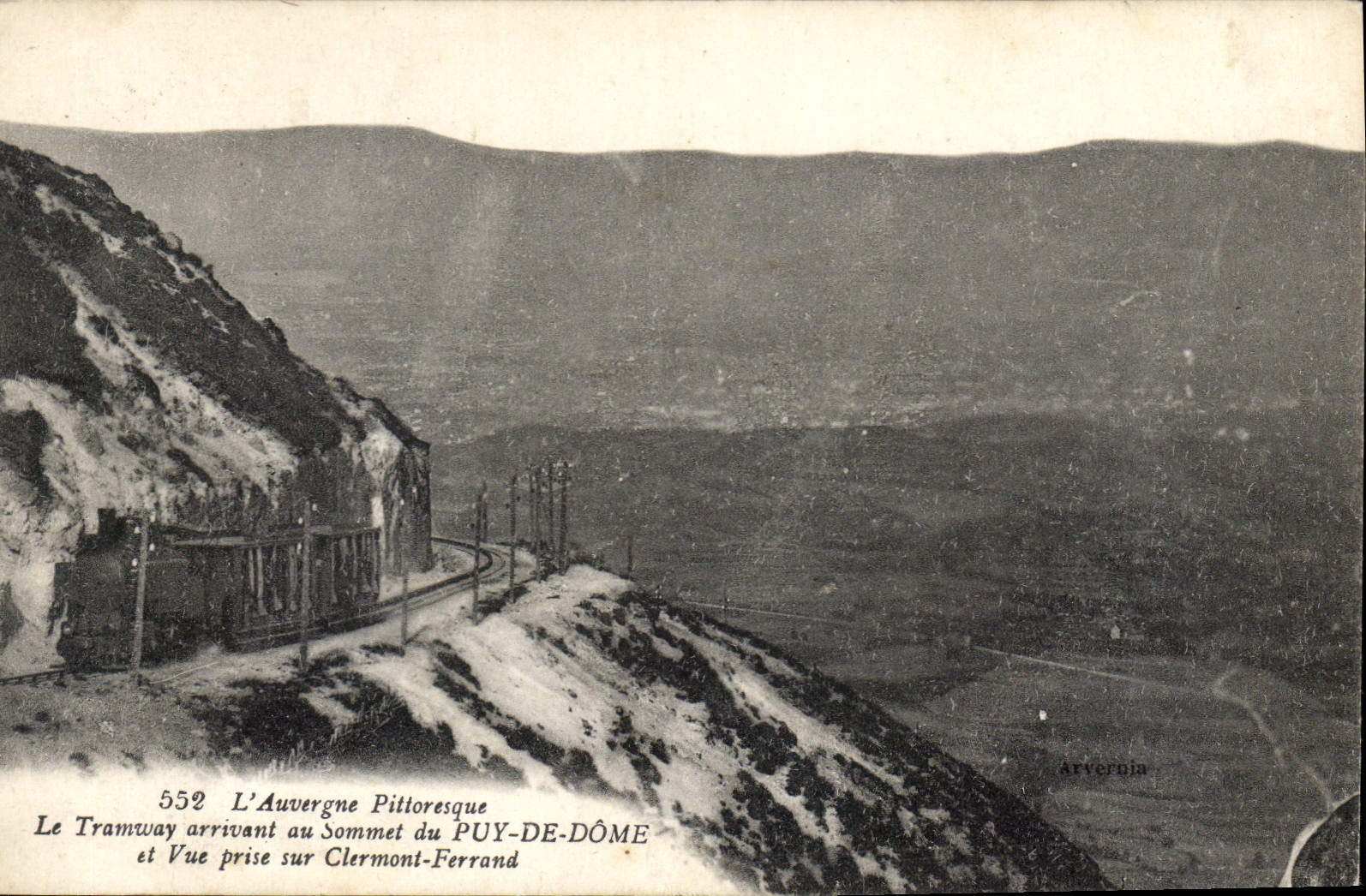 CPA L'Auvergne Pittoresque Le Tramway arrivant au Sommet du Puy de Dome Train
