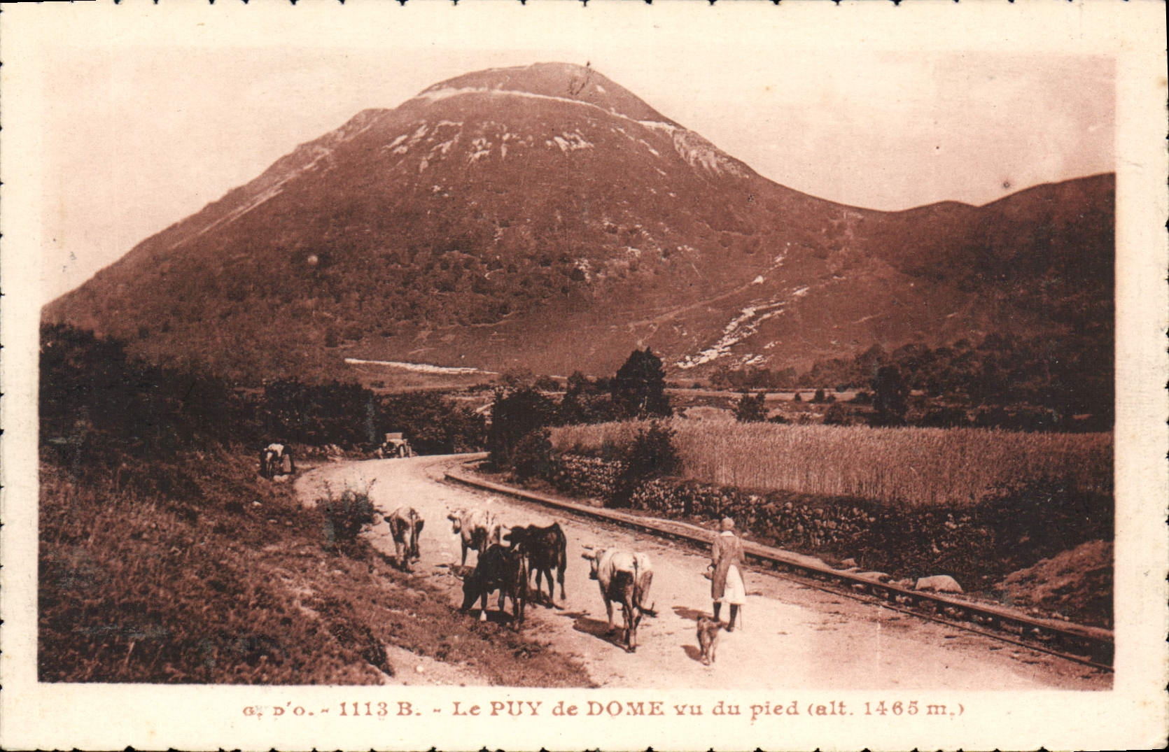 CPA Le Puy de Dome vu du pied