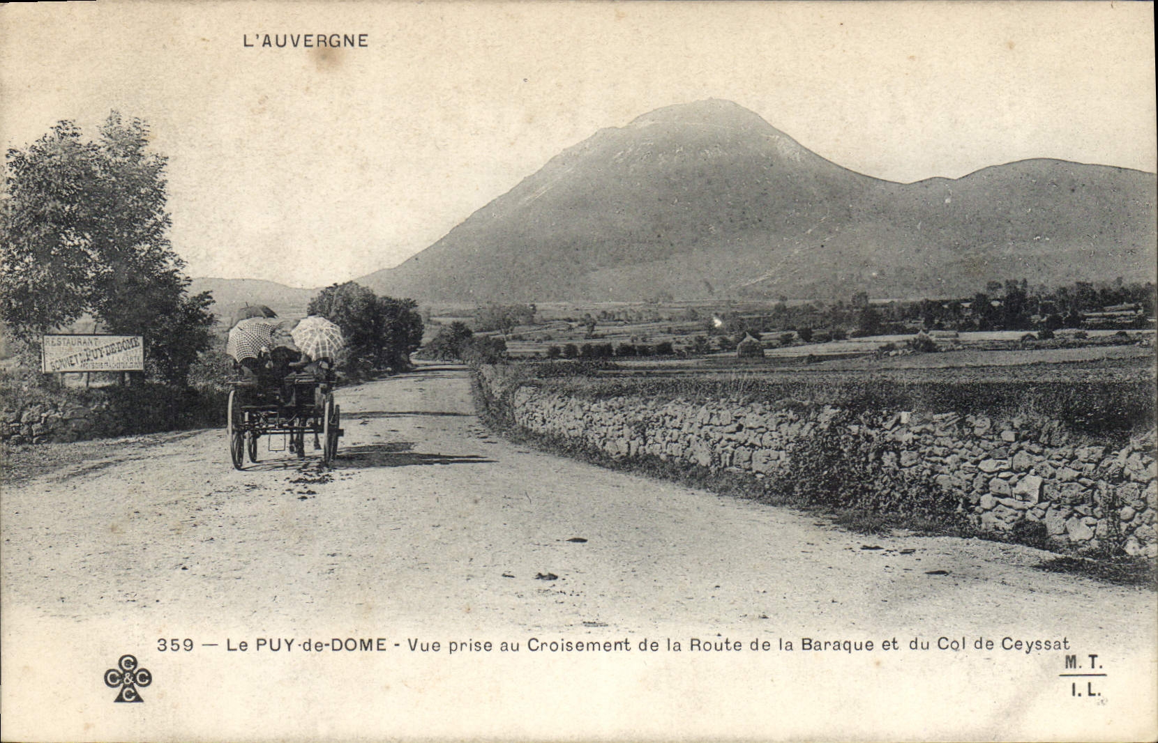 CPA L'Auvergne Le Puy de Dome Vue prise au Croisement de la Route de la Baraque et du Col de Ceyssat