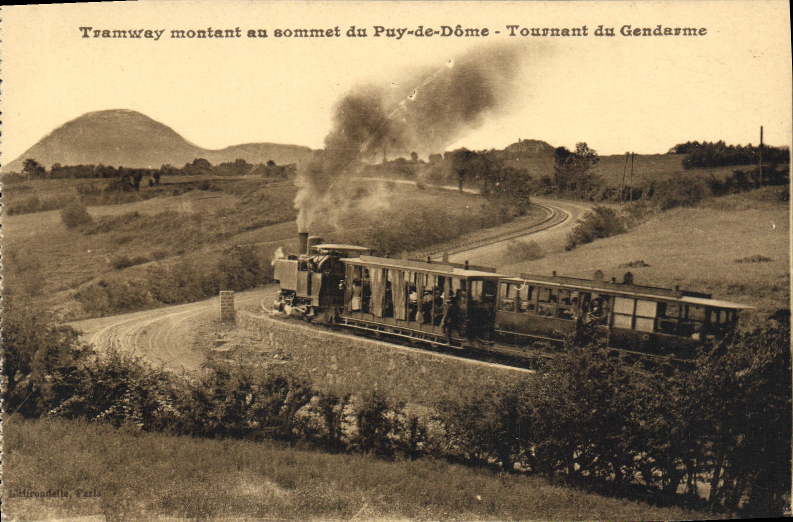 CPA Tramway montant au sommet du Puy de Dome Tournant du Gendarme Train
