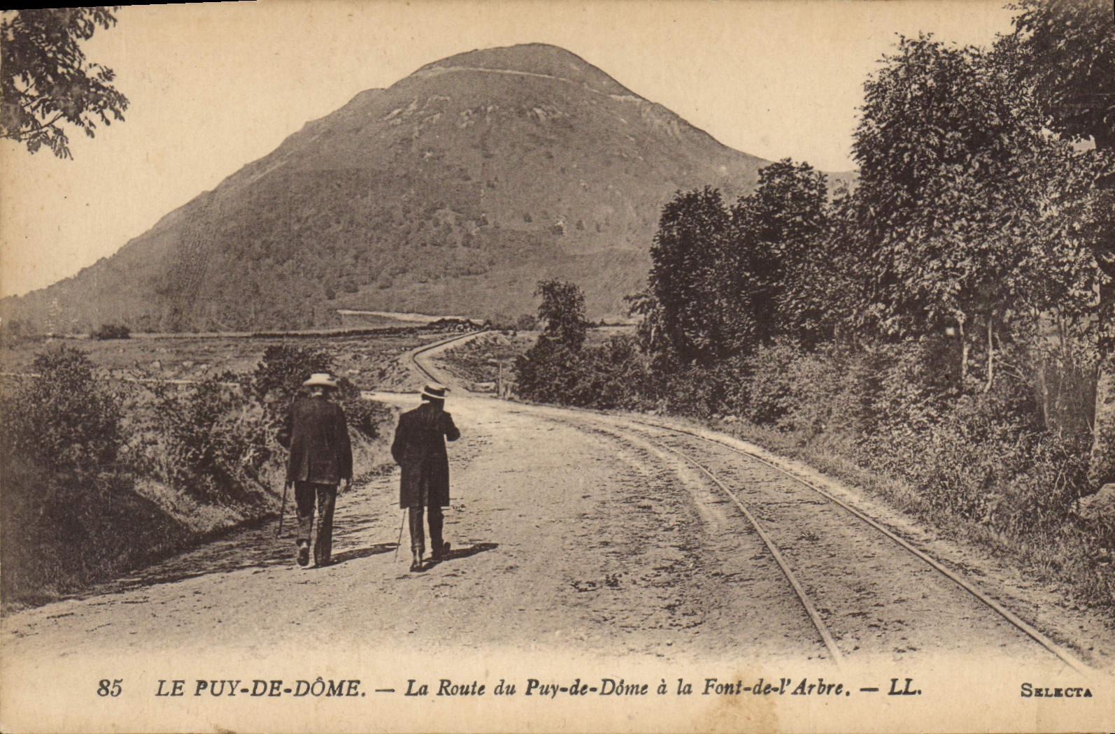 CPA Le Puy de Dome La Route du Puy de Dome a la Font de l'Arbre 