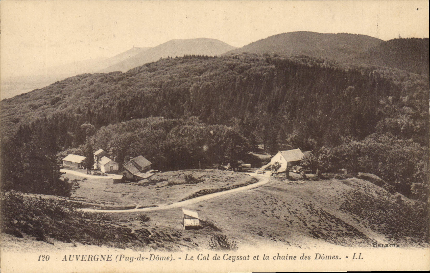 CPA Auvergne Puy de Dome Le Col de Ceyssat et la chaine des Domes