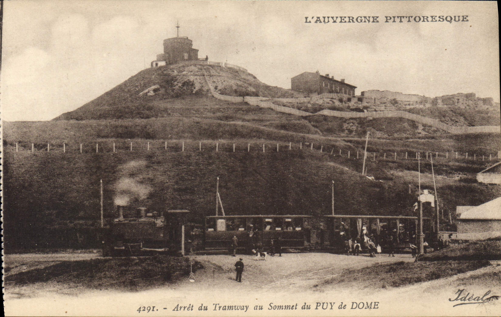CPA L'Auvergne Arret du Tramway au Sommet du Puy de Dome Train