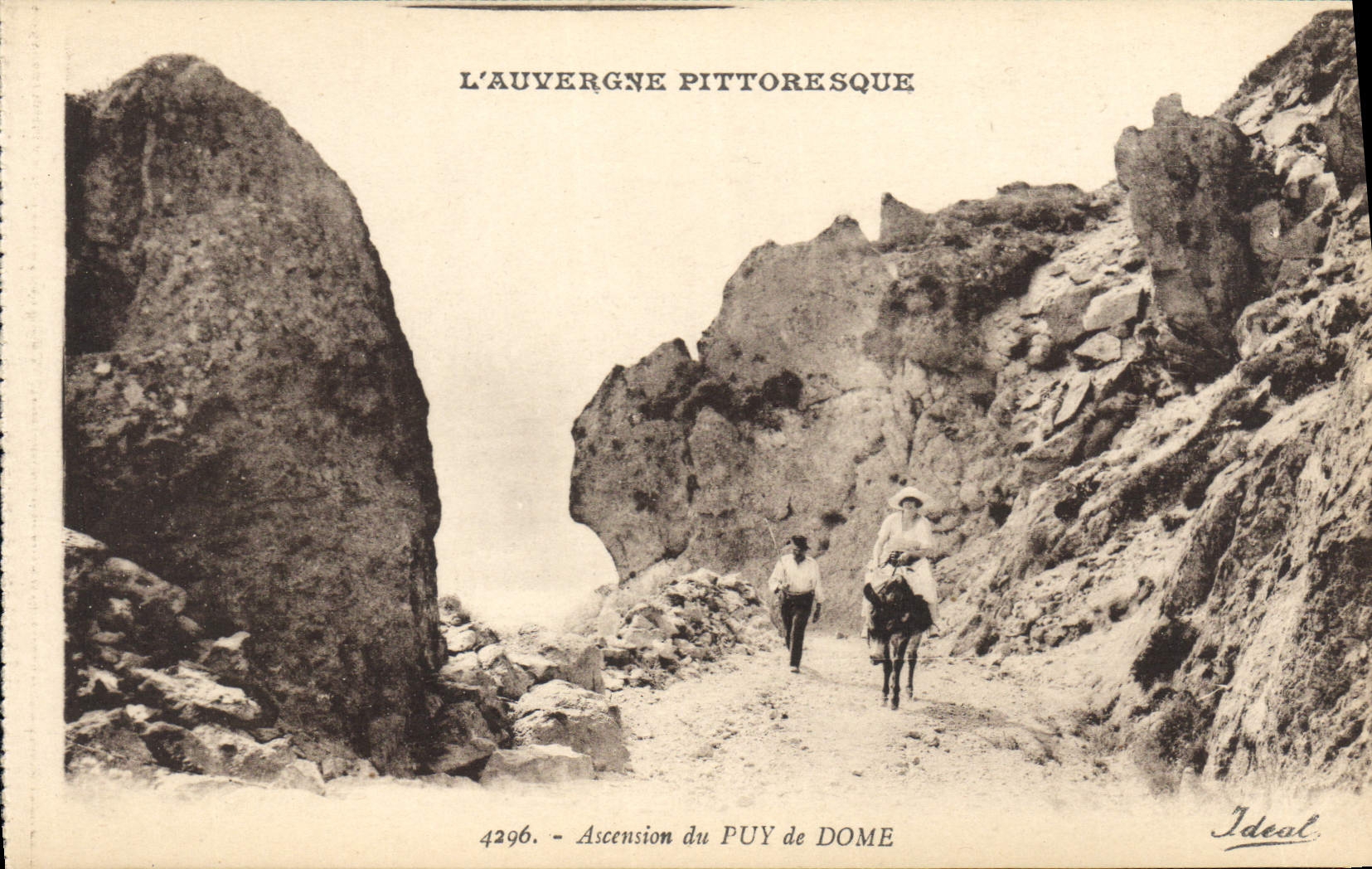 CPA L'Auvergne Pittoresque Ascension du Puy de Dome Ane Mule