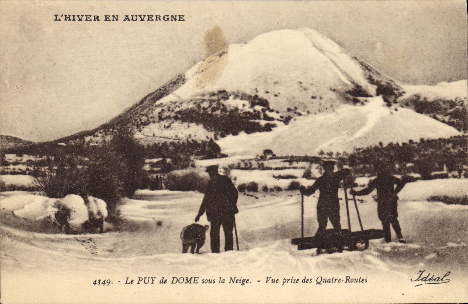 CPA L'Hiver En Auvergne Le Puy de Dome sous la Neige Vue prise des Quatre Routes