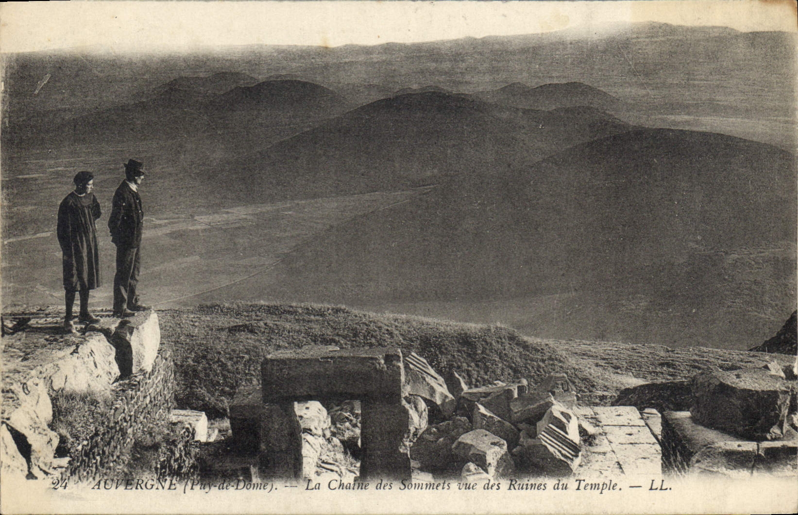 CPA Auvergne Puy de Dome La Chaine des Sommets vue des Ruines du Temple