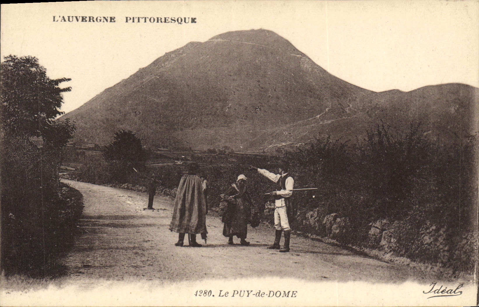 CPA L'Auvergne Pittorisque Le Puy de Dome