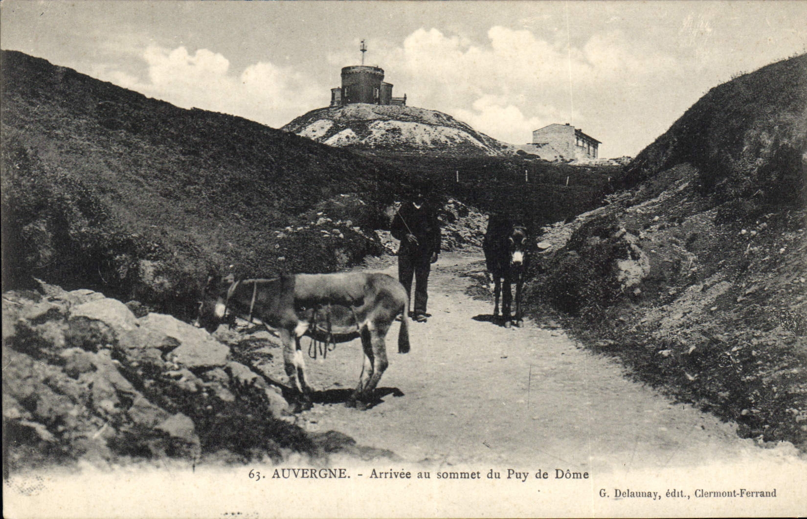 CPA Auvergne Arrivee au sommet du Puy de Dome Ane Mule