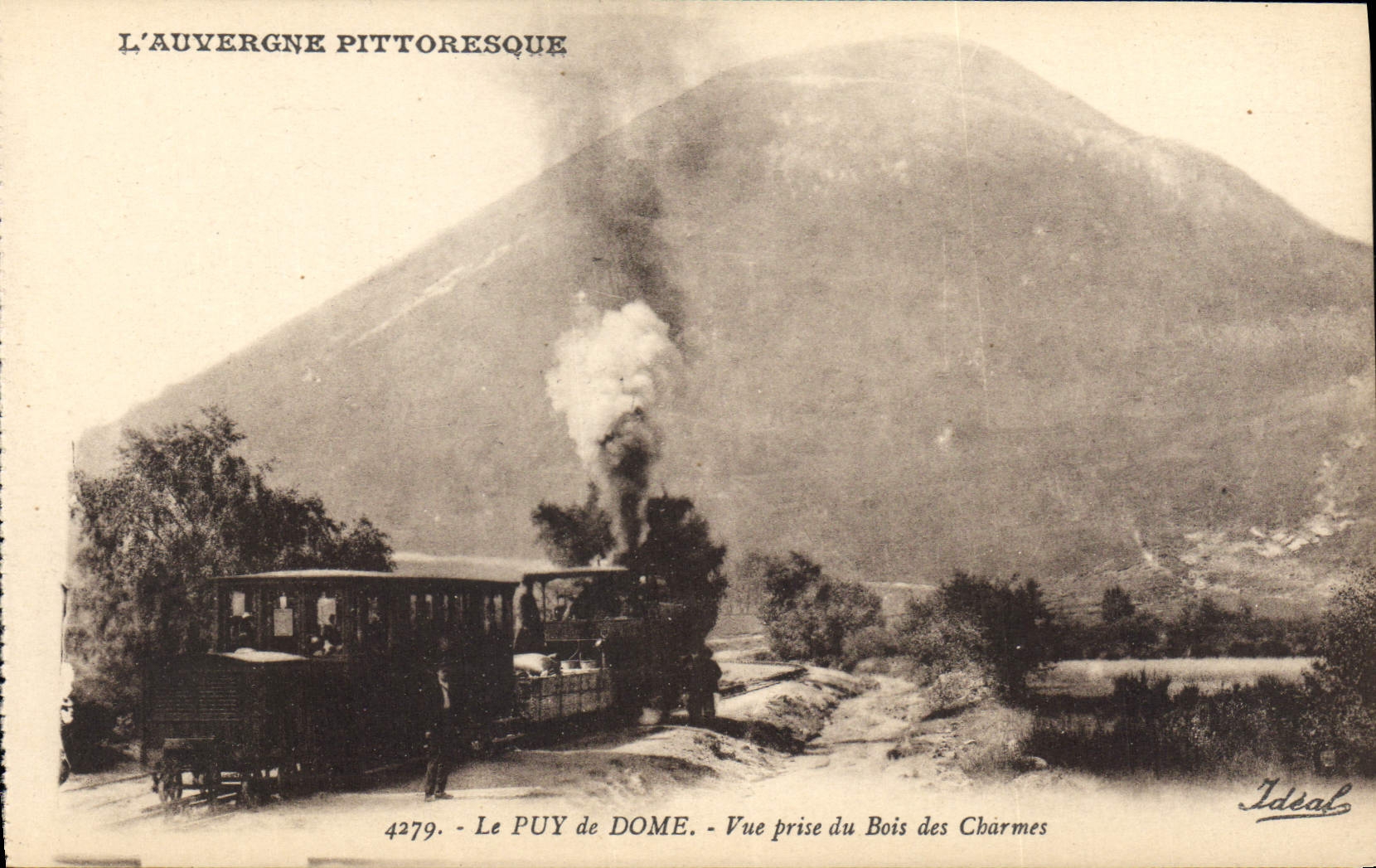 CPA Le Puy de Dome Vue prise du Bois des Charmes Train