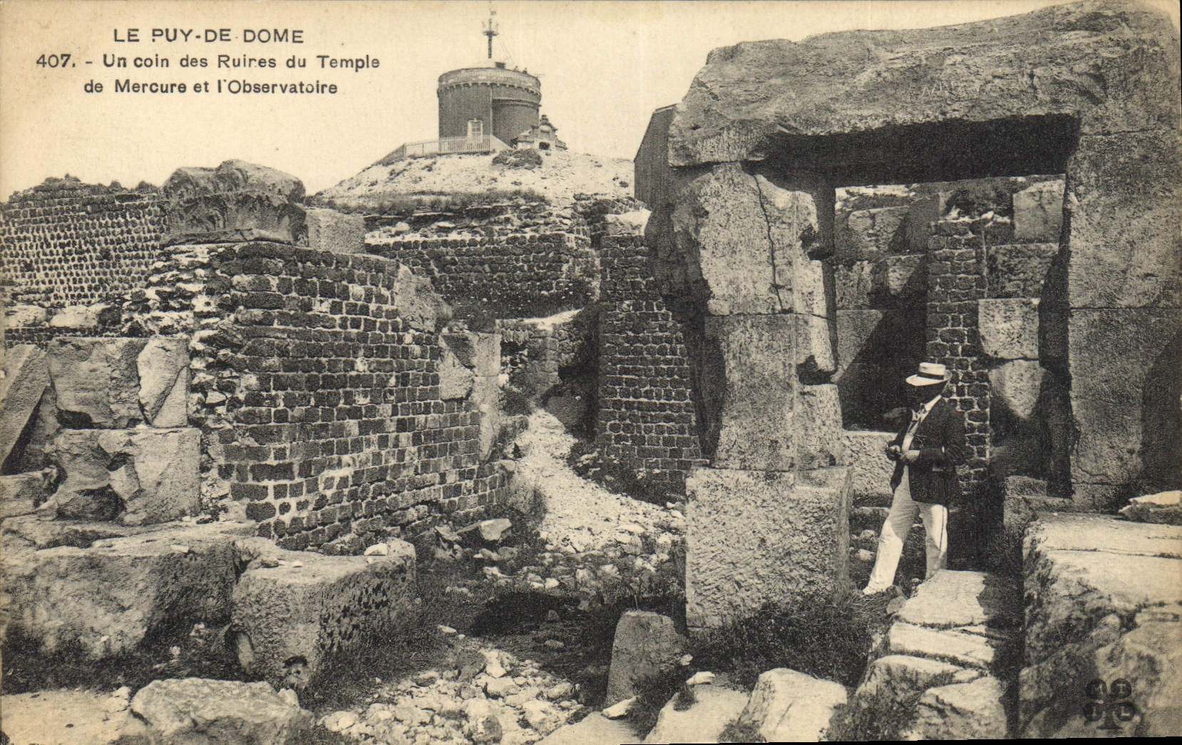 CPA Le Puy de Dome Un coin des Ruires du Temple de Mervure et l'Observatoire