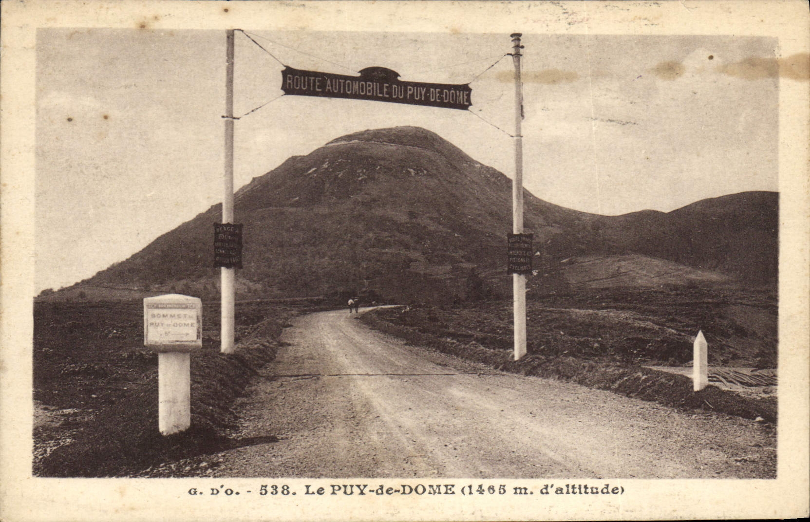 CPA Le Puy de Dome Route automobile